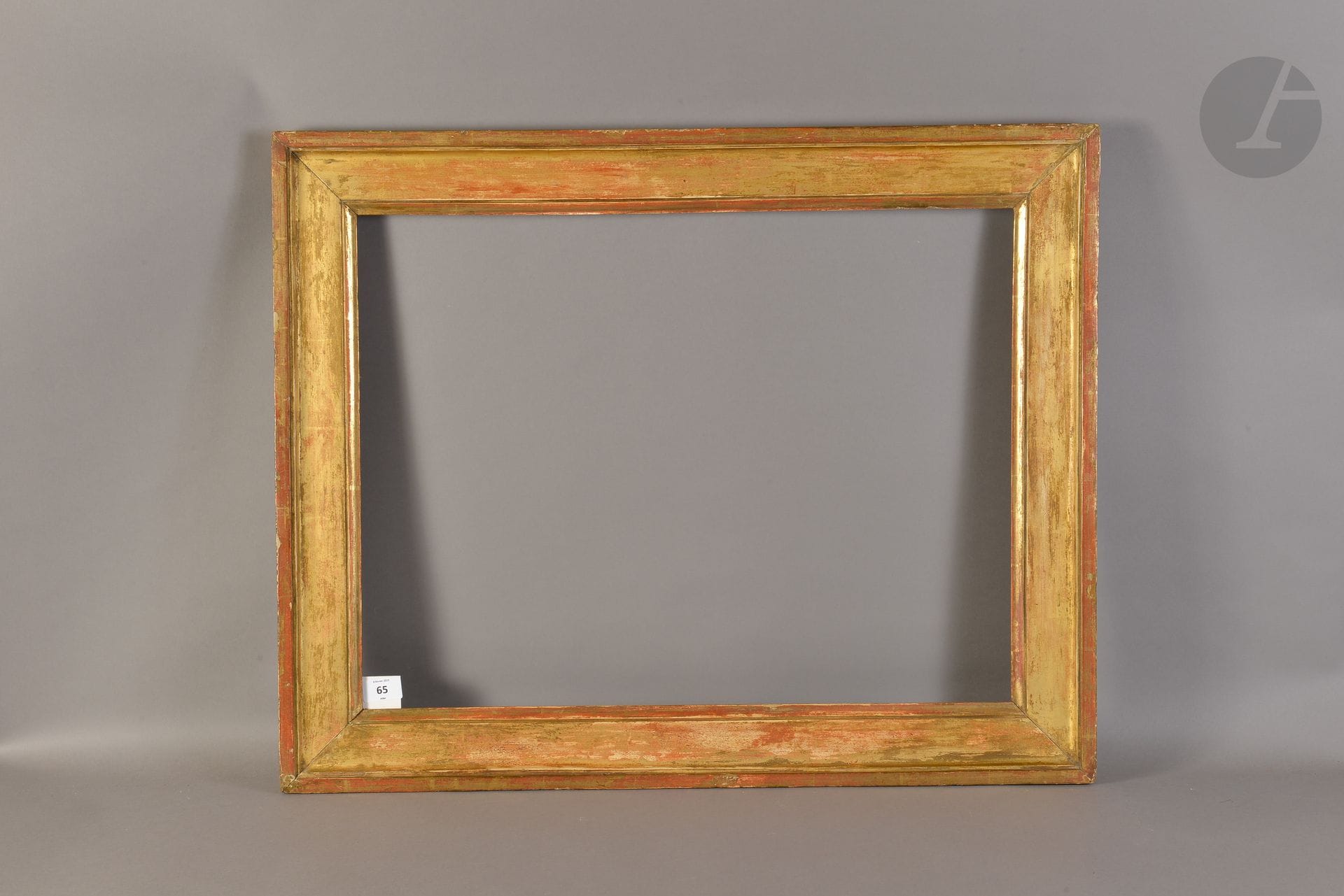 Baguette en bois mouluré et doré. Époque Louis XVI (recoupée et usures). 49 x 64,2 cm - Profil : 8 cm (15P)