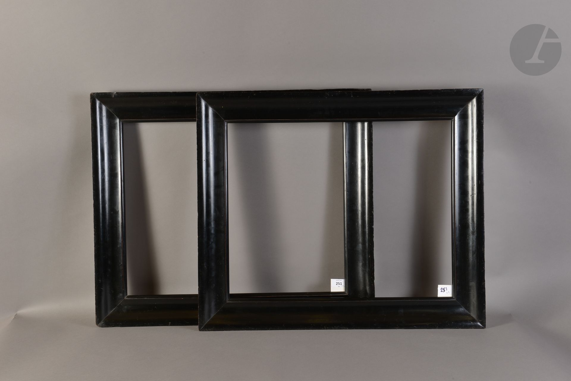 Pair of molded and blackened wood frames. Italy XIXth century. 47 x 59,5 cm and 47,2 x 59,7 cm - Profile : 8,5 cm (12F)