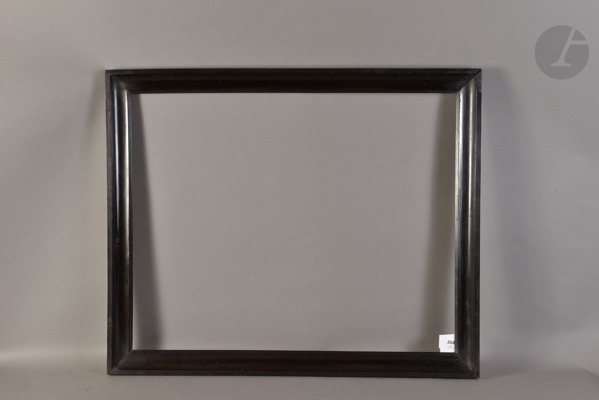 Gorge en bois mouluré et noirci. Italie Début du XIXe siècle. 57,7 x 72,5 cm - Profil : 5,5 cm (20F)