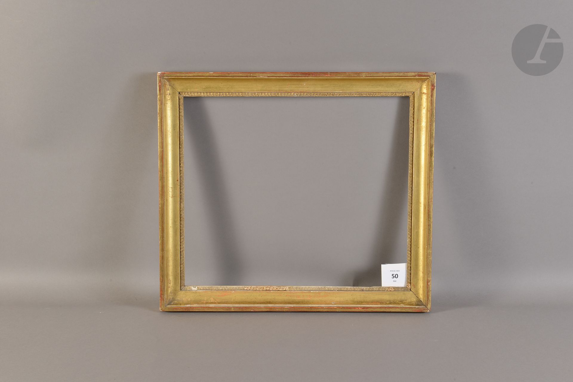 Gorge en bois mouluré et doré, rais de cœur en stuc à la vue. Début du XIXe siècle (restaurations). 32 x 37,6 cm - Profil : 3,8 cm