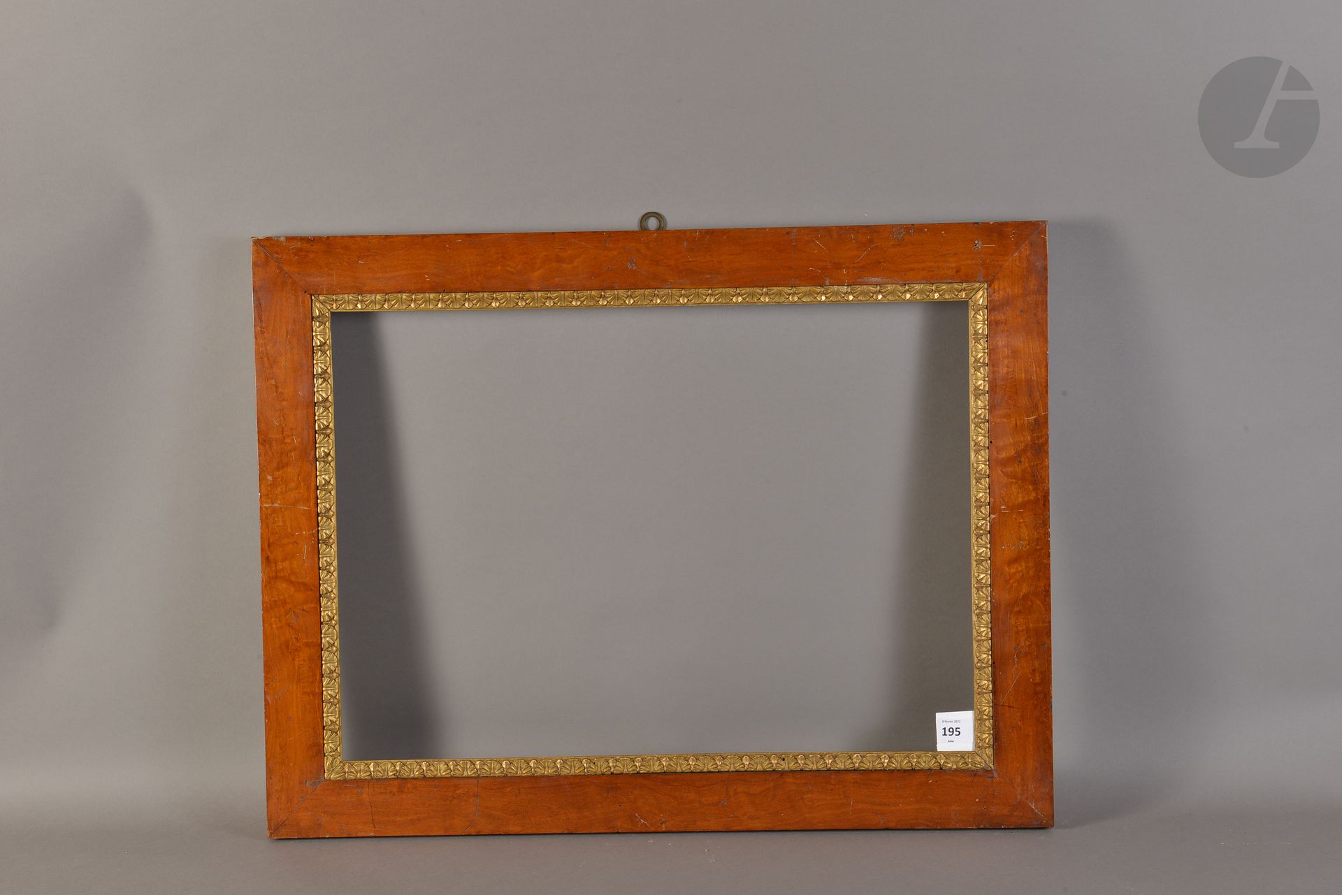Cadre en bois plaqué de loupe, vue en bois sculpté et doré à décor de petites feuilles rondes. Italie, Fin du XVIIIe siècle. 39,2 x 55,2 cm - Profil : 6,6 cm