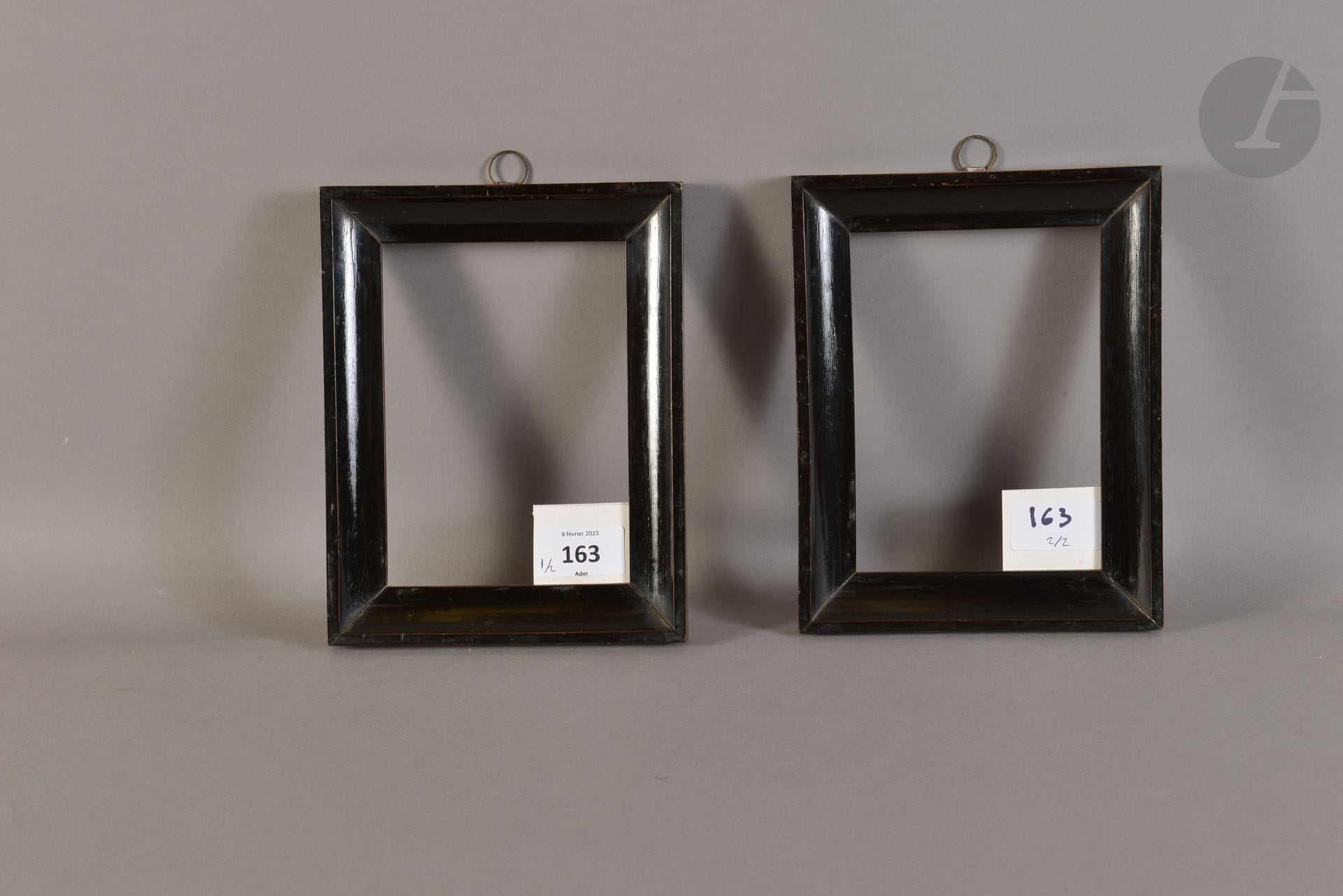 Paire de gorges en bois fruitier mouluré et noirci. Italie, Début du XIXe siècle. 10,4 x 14,7 cm - Profil : 2,5 cm