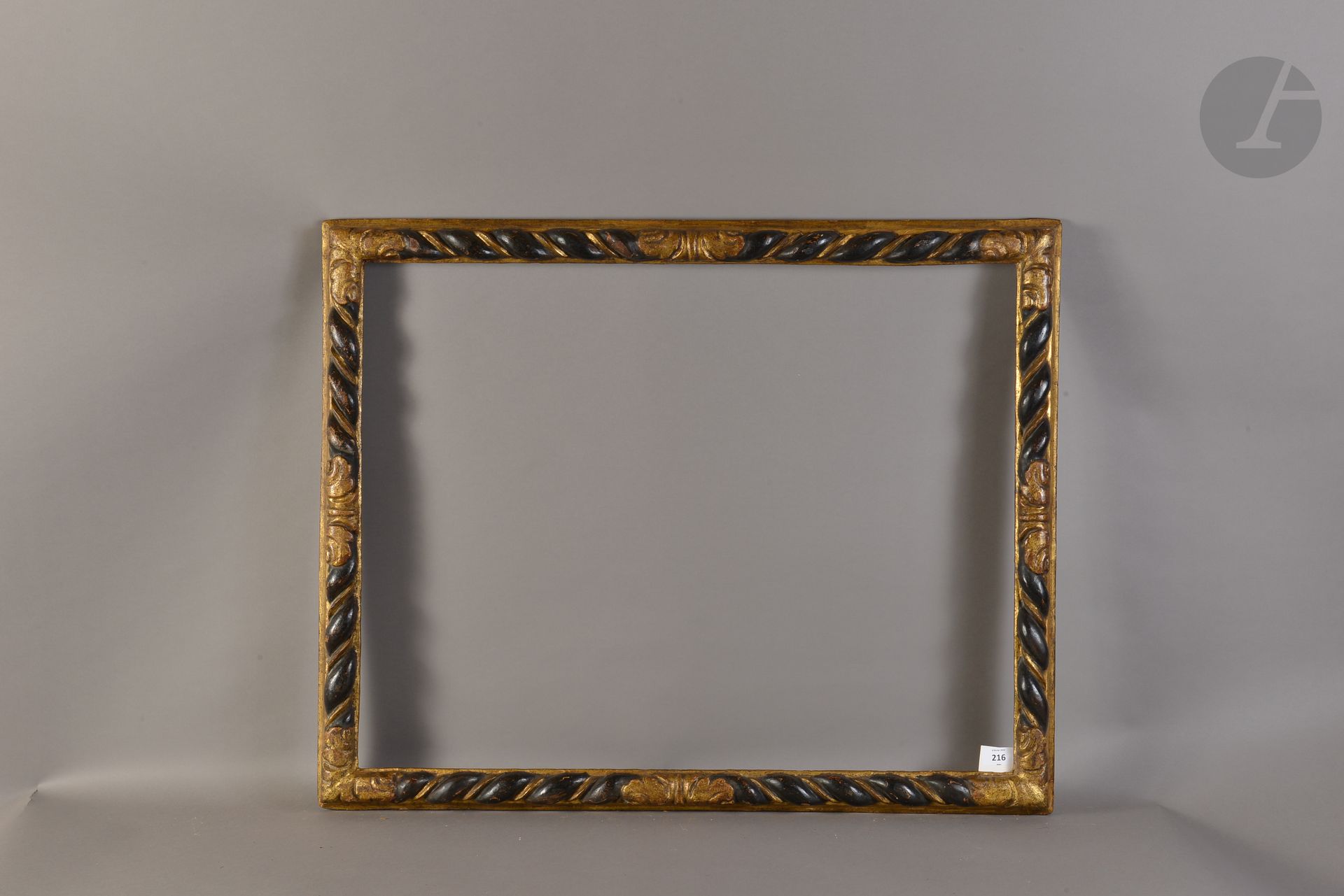 Cadre en bois sculpté noir et or à décor de tortiglione et de feuilles d’acanthes dans les angles et les milieux. Lombardie milieu du XVIe siècle (restaurations). 61,5 x 79,5 cm - Profil : 5,6 cm (25F)