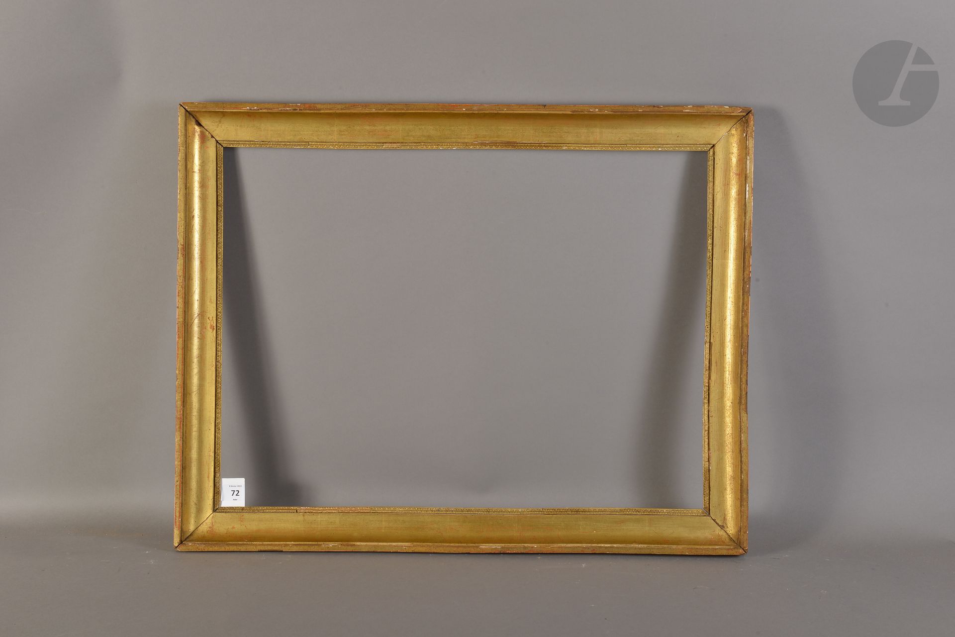 Gorge en bois mouluré et doré, rais de cœur en stuc à la vue. Début du XIXe siècle (accidents et restaurations). 46,2 x 62,3 cm - Profil : 5,1 cm (25M)