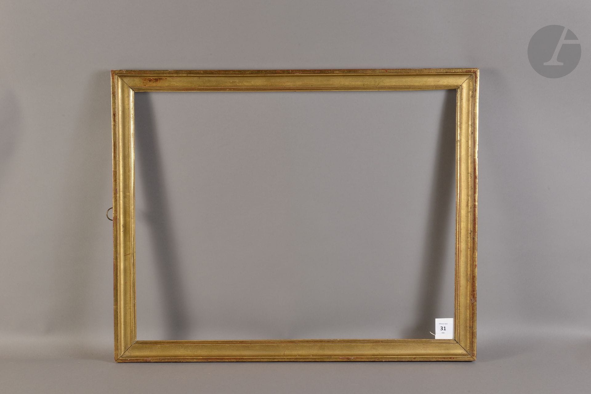 Baguette en bois mouluré et doré. Époque Louis XVI (petites restaurations). 46,8 x 60 cm - Profil : 4 cm (12F)