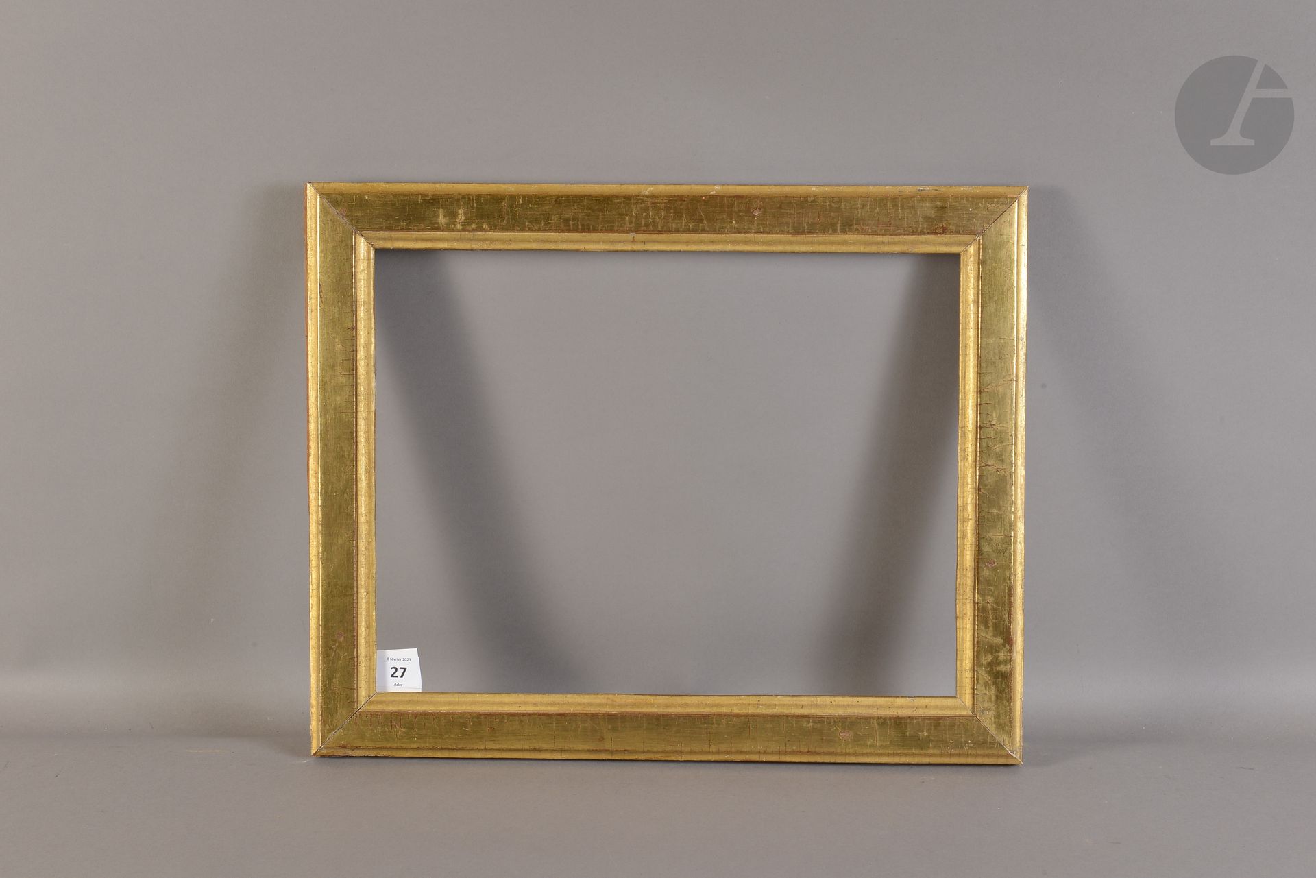 Baguette plate en bois mouluré et doré. Époque Louis XVI (ressemelée). 29,5 x 38,7 cm - Profil : 4,3 cm