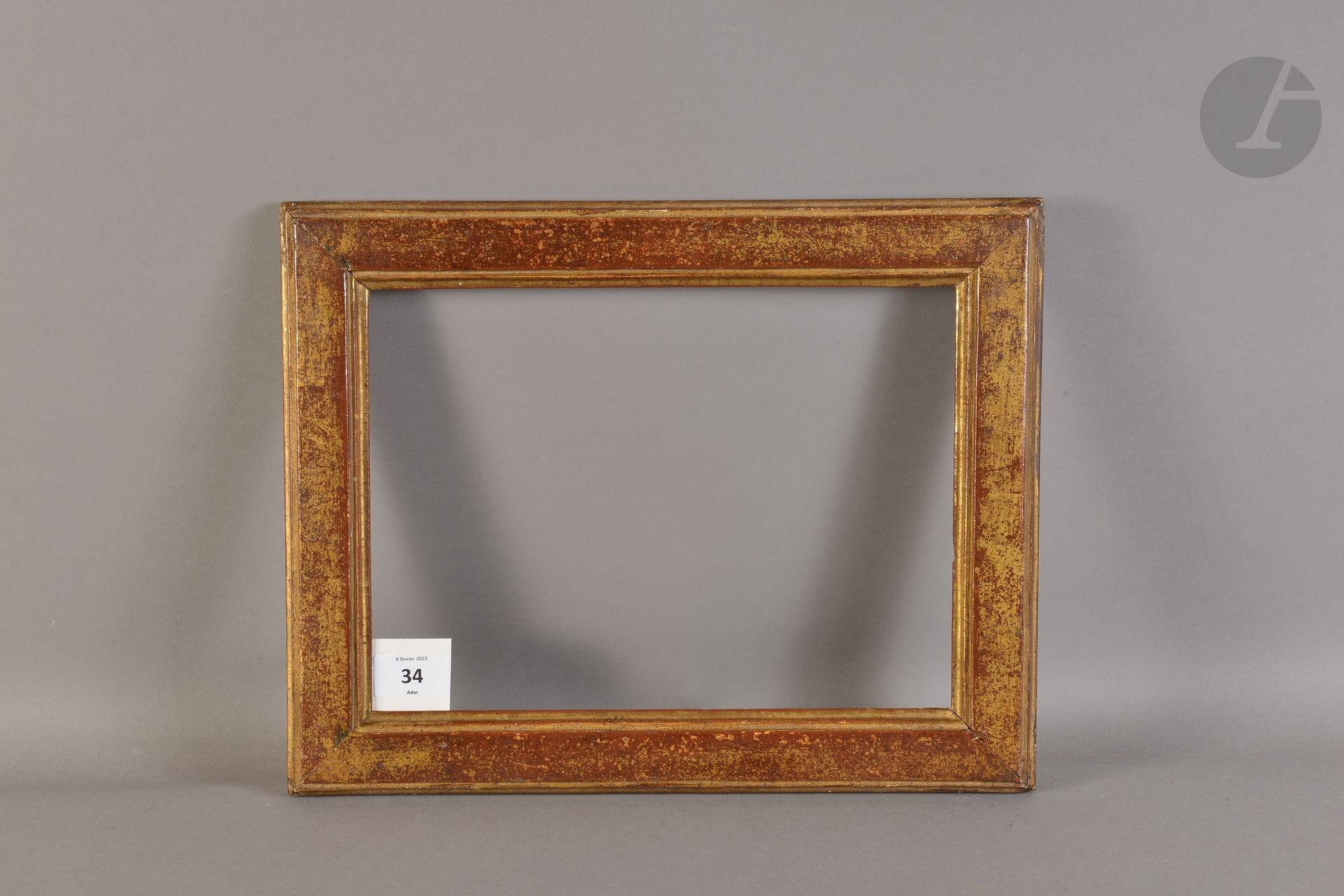 Baguette plate en bois mouluré et doré. Époque Louis XVI (usures et modifiée dans ses dimensions). 21,6 x 29,5 cm - Profil : 4,7 cm (4F)