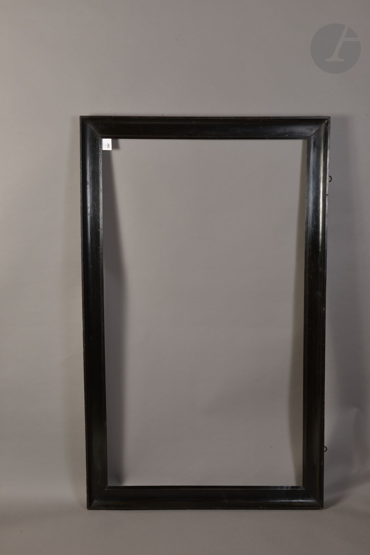 Gorge en bois mouluré et noirci. Italie Début du XIXe siècle. 73,5 x 129,5 cm - Profil : 7,1 cm
