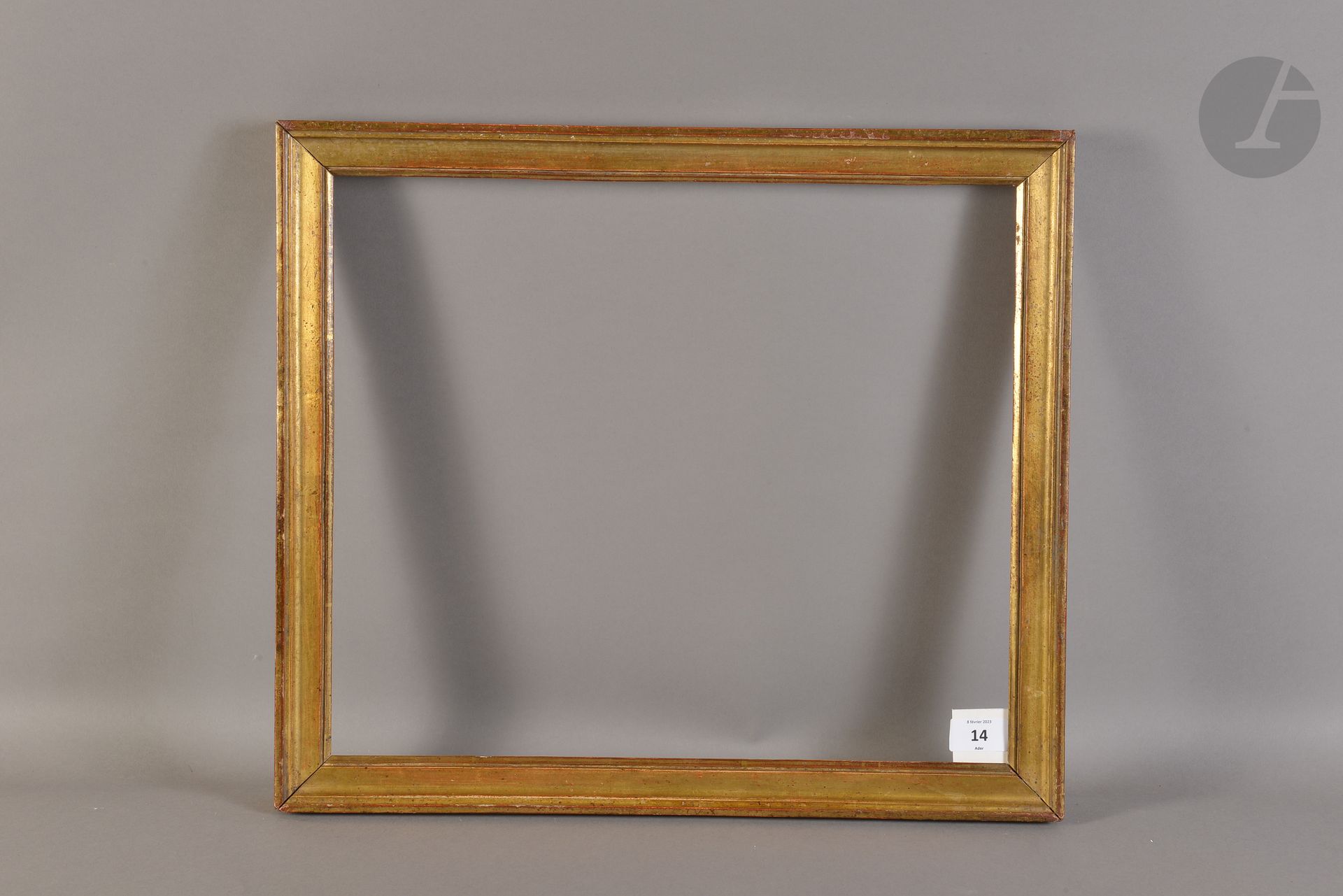 Baguette en bois mouluré et doré. Fin du XVIIIe siècle. 37 x 43,6 cm - Profil : 3,5 cm (8F)