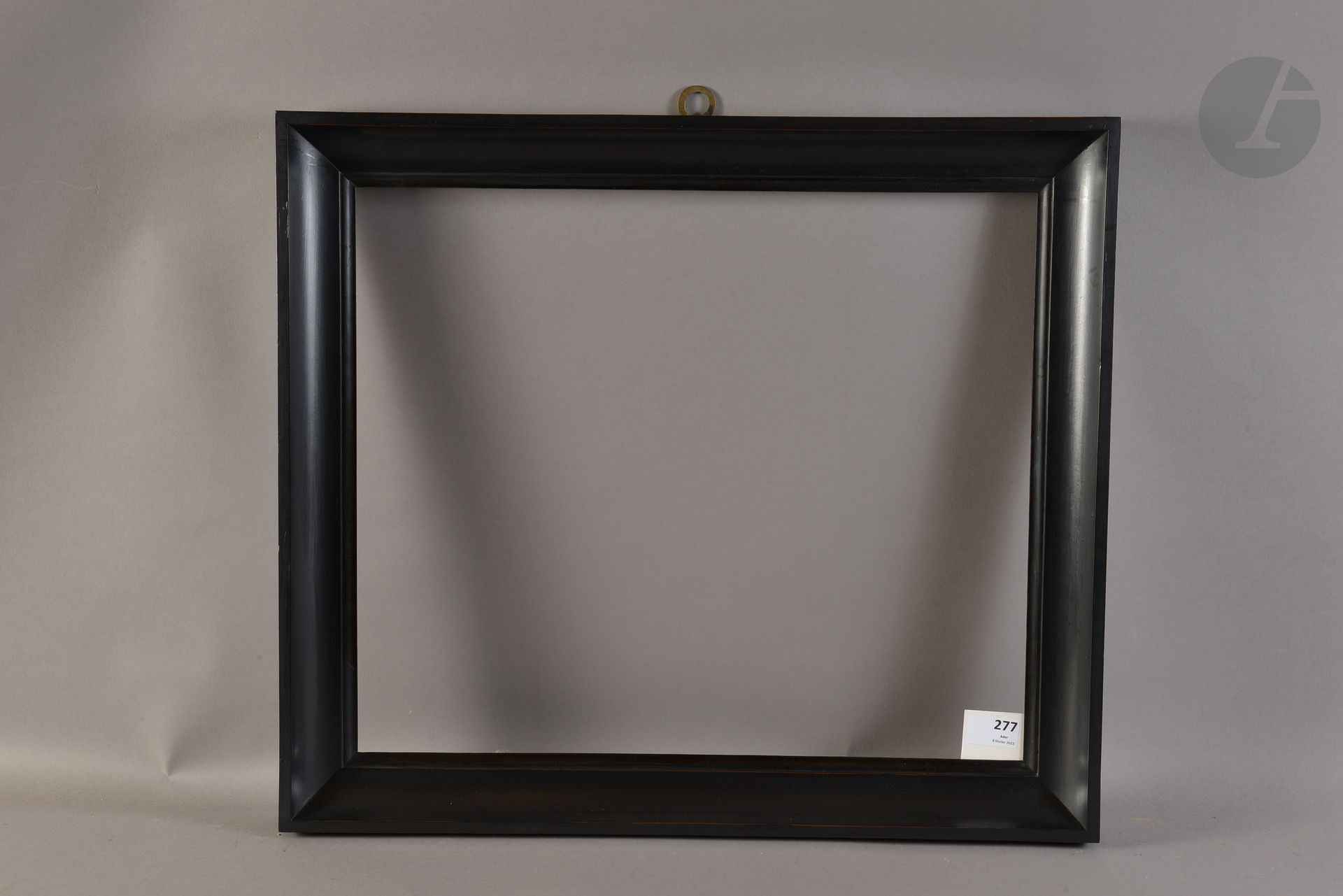 Throat in molded and blackened walnut. Italy Beginning of the XIXth century. 41,7 x 49,3 cm - Profile : 5 cm