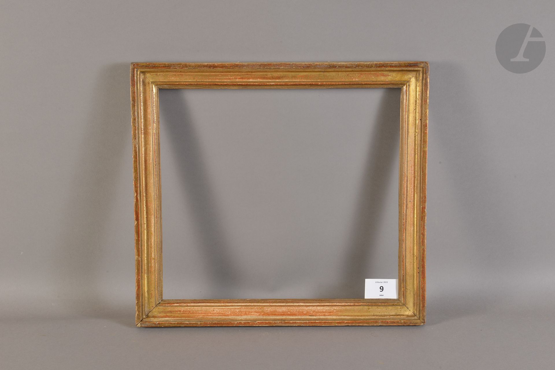 Baguette en bois mouluré et doré. Époque Louis XVI (usures). 27,3 x 30,6 cm - Profil : 3,3 cm