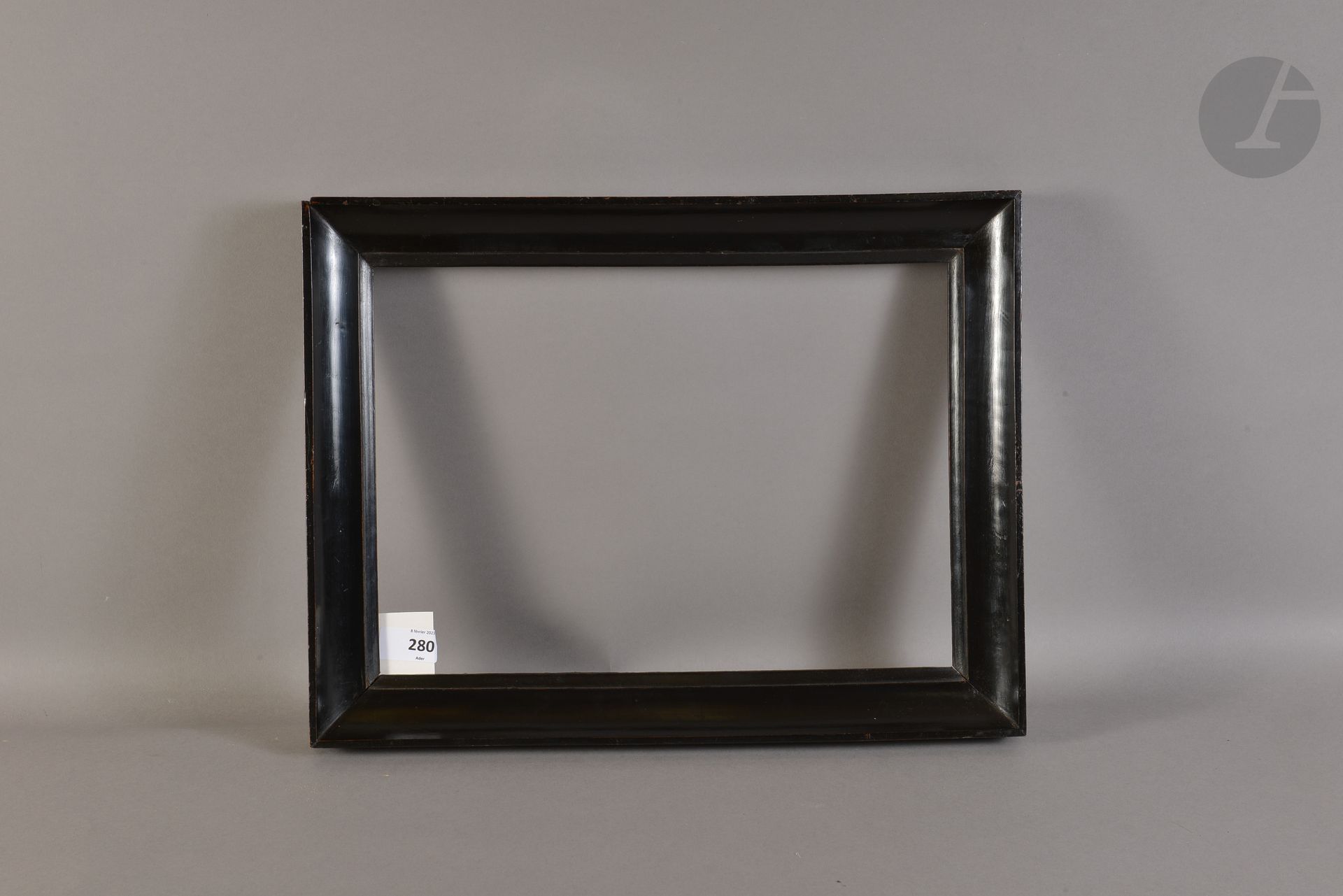 Throat in molded and blackened fruitwood. Italy Beginning of the XIXth century. 26,1 x 37 cm - Profile : 4 cm
