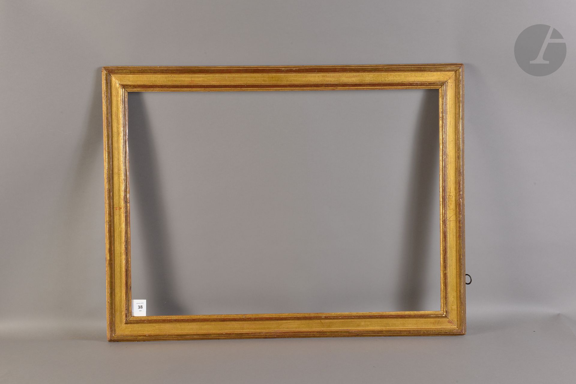 Rare baguette en bois mouluré et doré. XVIIIème siècle (usures). 51,5 x 71,4 cm - Profil : 5,6 cm (20P)