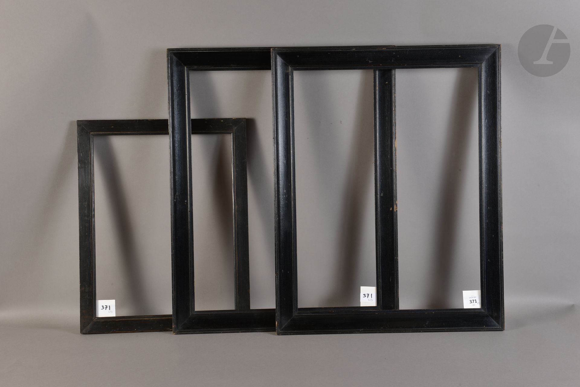 Pair of molded and blackened wood frames. Beginning of the XXth century. 41,7 x 54,6 cm and 41,7 x 54,8 cm - Profile : 5 cm. A molded and blackened wood frame is joined. 19th century. 31,6 x 41,4 cm - Profile : 3,5 cm