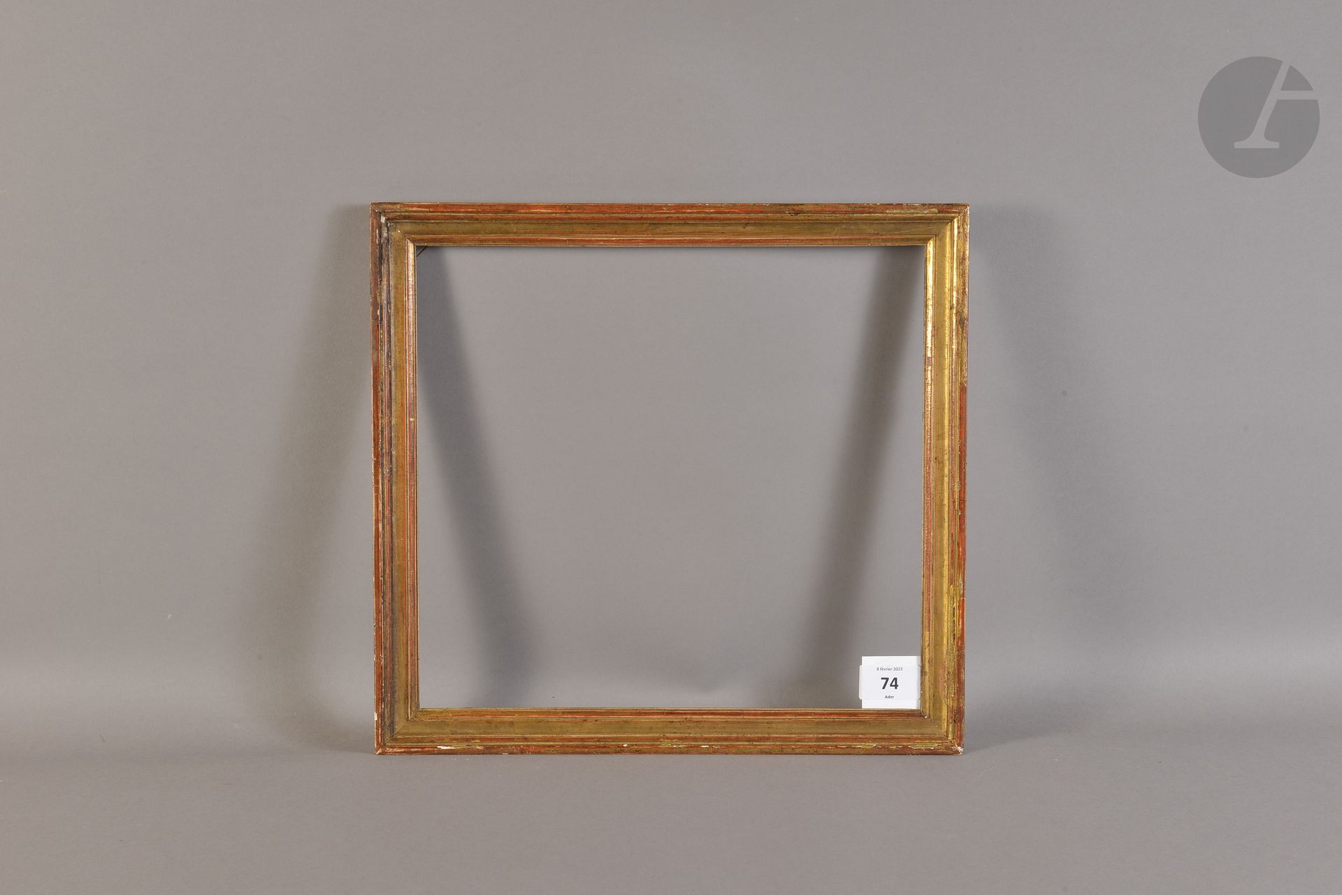 Baguette en bois mouluré et doré. Époque Louis XVI (accidents). 28,4 x 30,8 cm - Profil : 2,7 cm