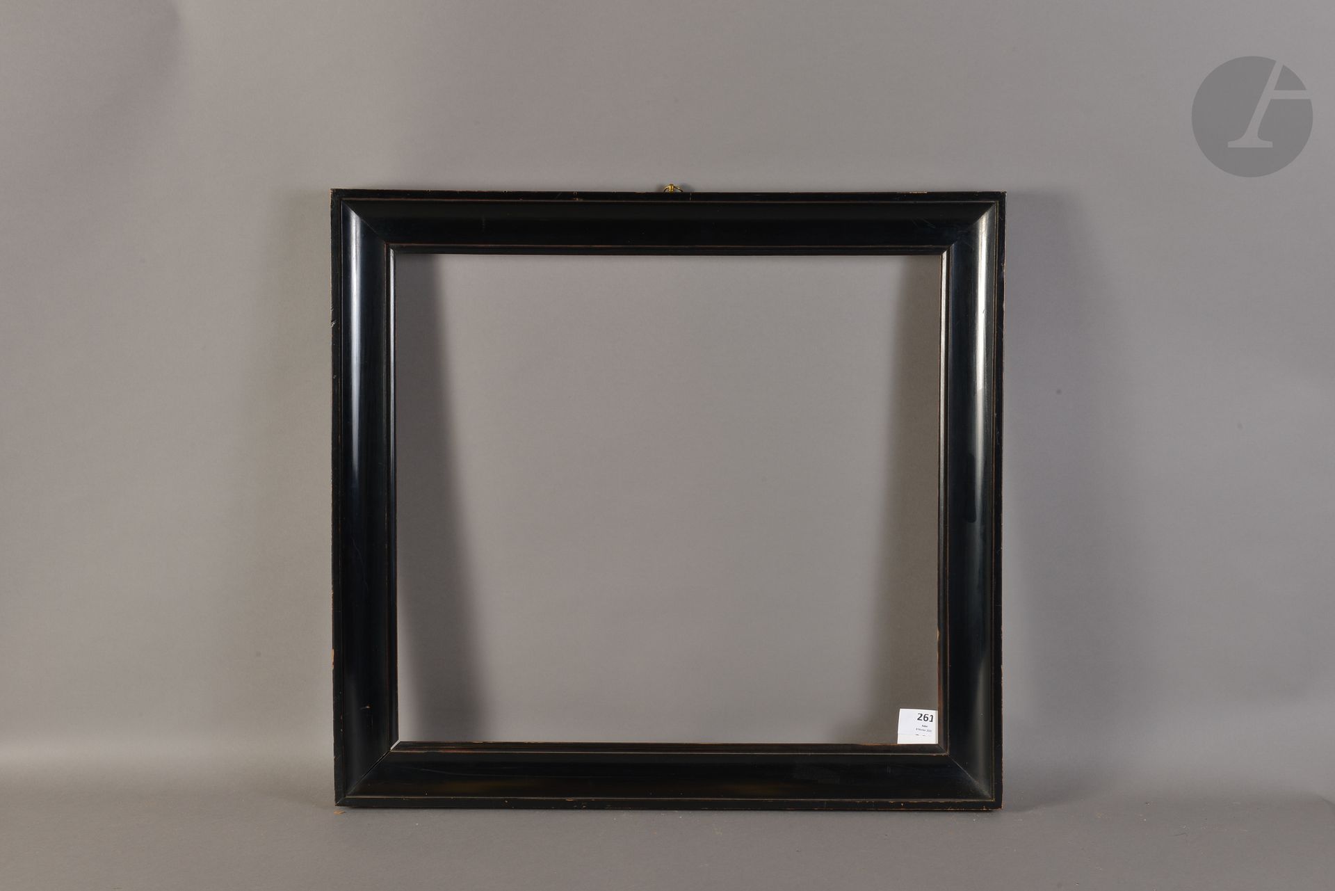 Gorge en bois mouluré et noirci. Italie Début du XIXe siècle. 46,7 x 51,9 cm - Profil : 6 cm