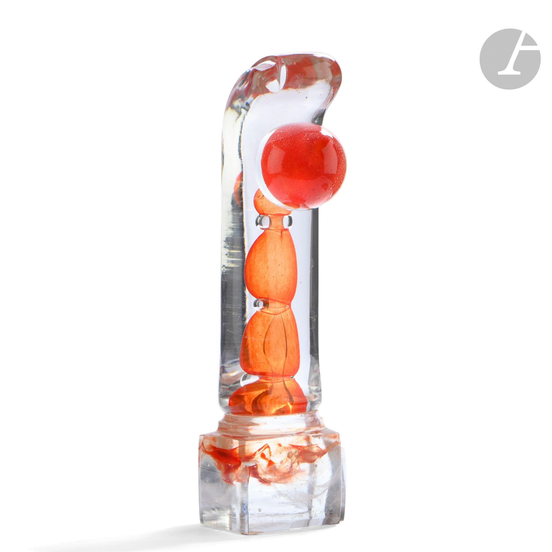 René DENIEL (France, born in 1947)
Large sculpture in blown glass with red decoration, resting on a square foot in cut glass, an element in the shape of a ball applied on the surface. Signed and dated (19)89 on the base, monogrammed and noted 1/1 under the base. H. 40 cm - W. 11 cm - D. 11 cm