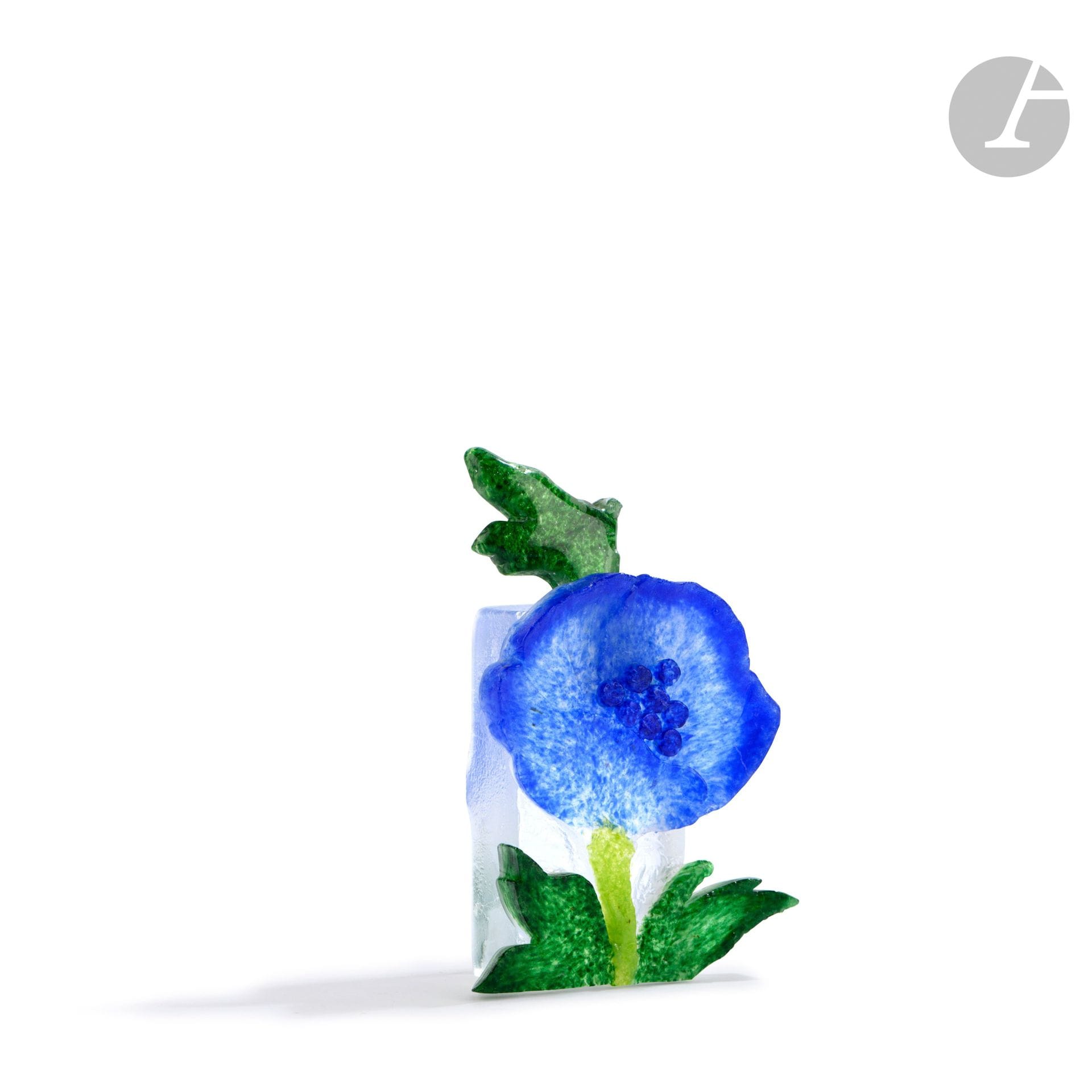 Denise FAYARD (France, XXe siècle)
Petit flacon en morceaux de verre taillés et assemblés représentant une fleur, dans les tons vert et bleu. Signé, daté 1995 et numéroté 3-II sous la base. H. 11 cm - L. 7 cm - P. 3 cm