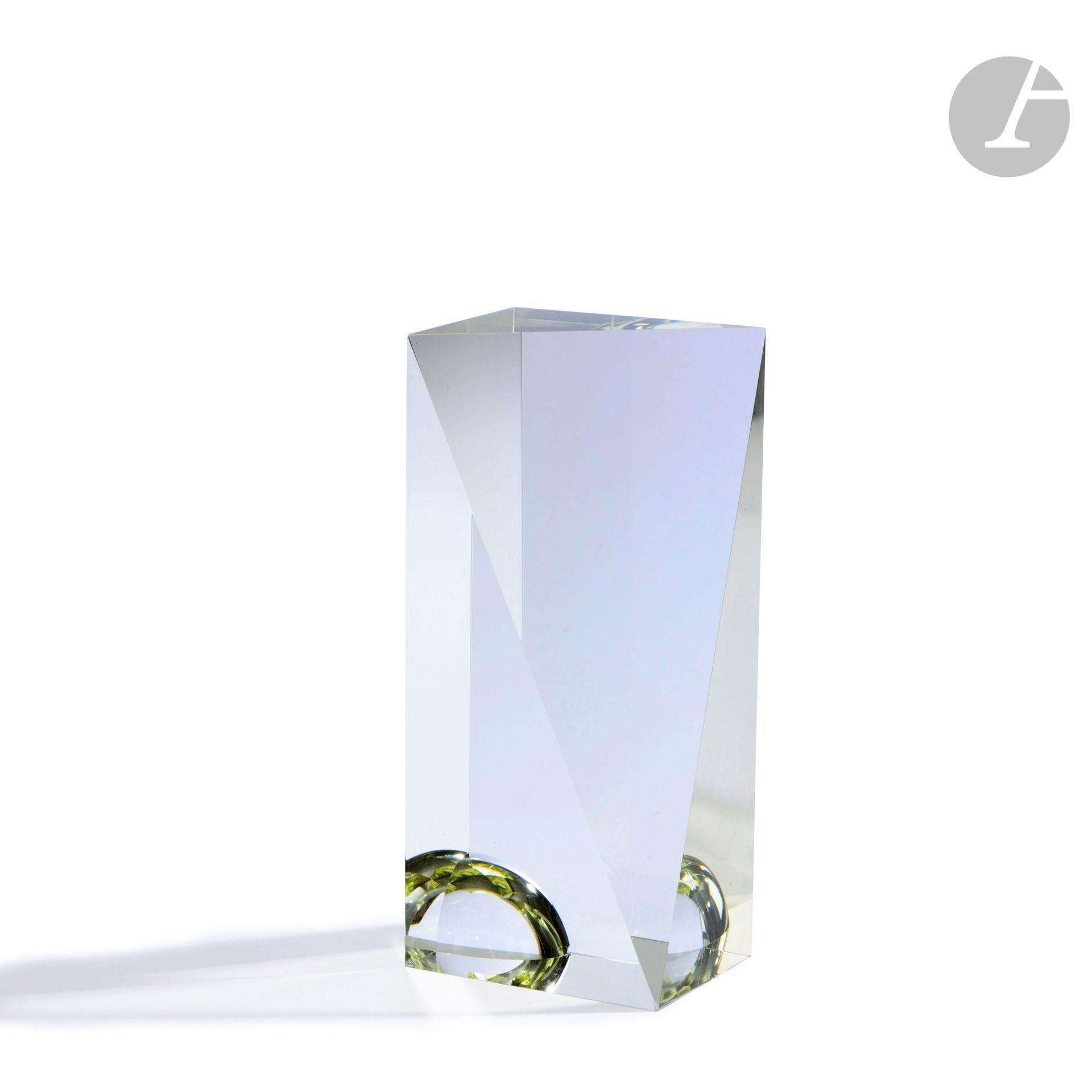 Andrej JAKAB (Slovakia, born 1950)
Sculpture in fused optical glass of triangular shape, cut and polished, a lens decorating the base. H. 18 cm - W. 8 cm - D. 6 cm