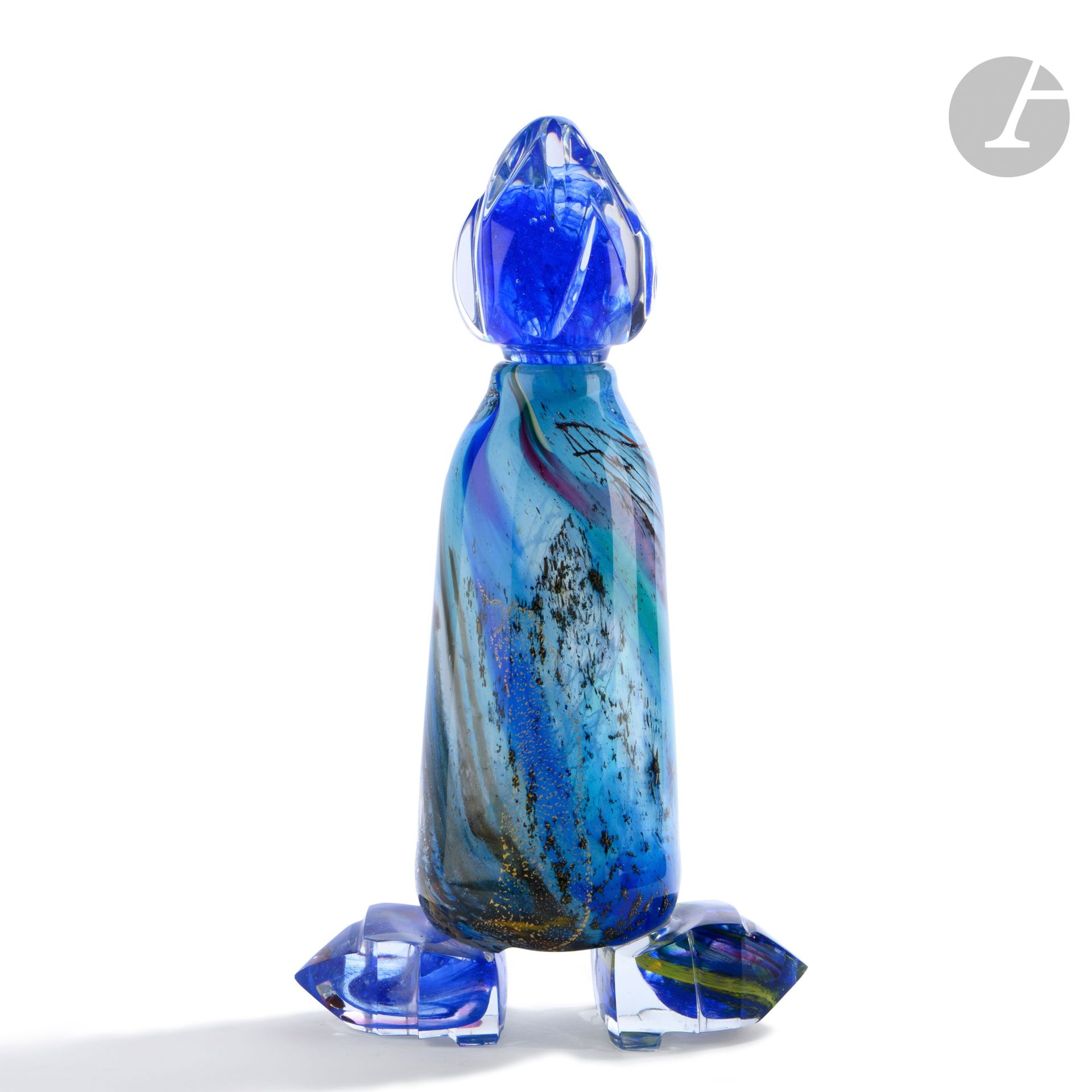René DENIEL (France, né en 1947)
Grand flacon sculpture en verre soufflé, à décor abstrait, reposant sur deux pieds en blocs de verre taillé, et son imposant bouchon bleu. Signé à la base, monogrammé et daté (19)93 sous la base. H. 40 cm - L. 22 cm - P. 11 cm