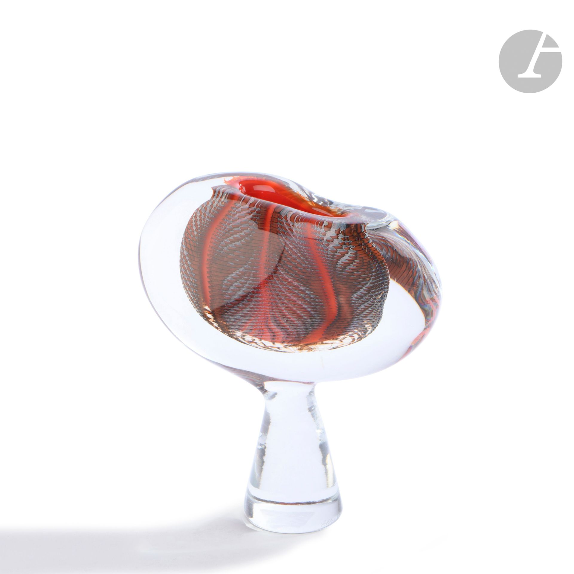 Éric LAURENT (France, 1959-2018)
Blown glass vase on a conical base, decorated with red and grey lines. Signed, numbered IH9, 1dated (19)89 and located in Allex under the base. H. 18 cm - L. 16 cm - D. 6 cm