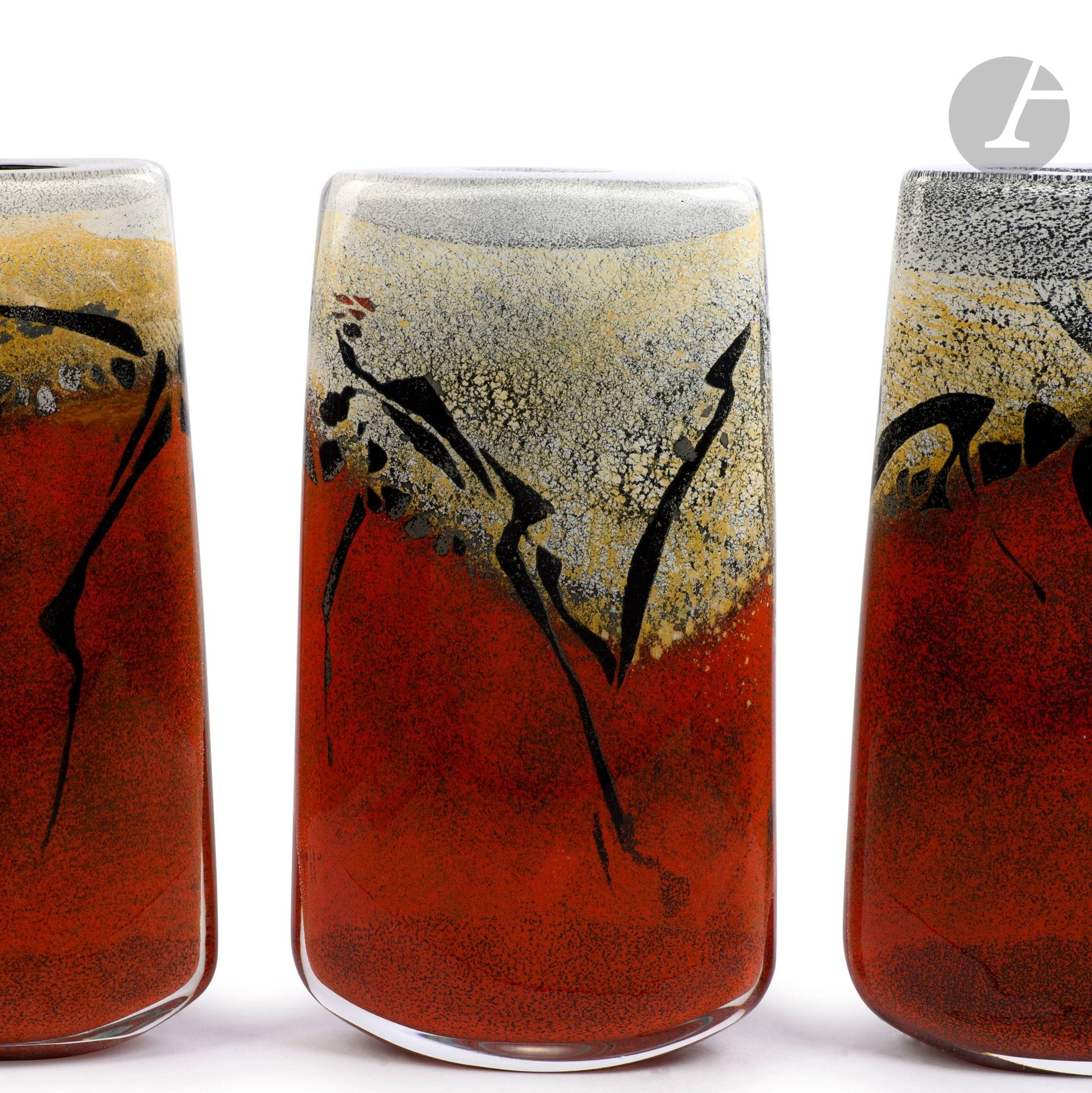 Alain et Marisa BÉGOU (France, nés en 1945 et 1948)
Triptyque de hauts vases en verre soufflé de forme rectangulaire aplatie à décor japonisant gris, jaune, rouge et noir. Signés et numérotés 22 19 01, 02 et 03 à la base. Pièce réalisée en 2002. H. 49 cm - L. 26 cm - P. 9 cm chaque