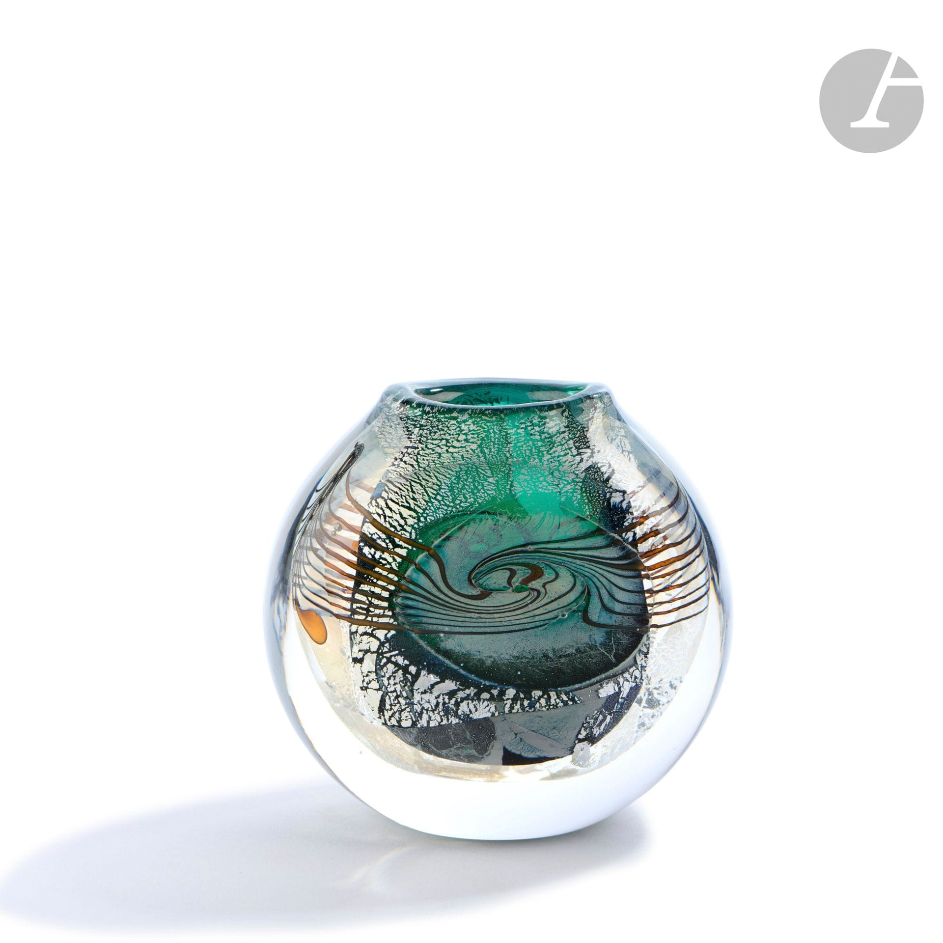 Éric LAURENT (France, 1959-2018)
Blown glass vase with silver spangled decoration on a green background. Signed, dated (19)89 and located in Allex under the base. H. 10 cm - L. 10 cm - D. 5 cm
