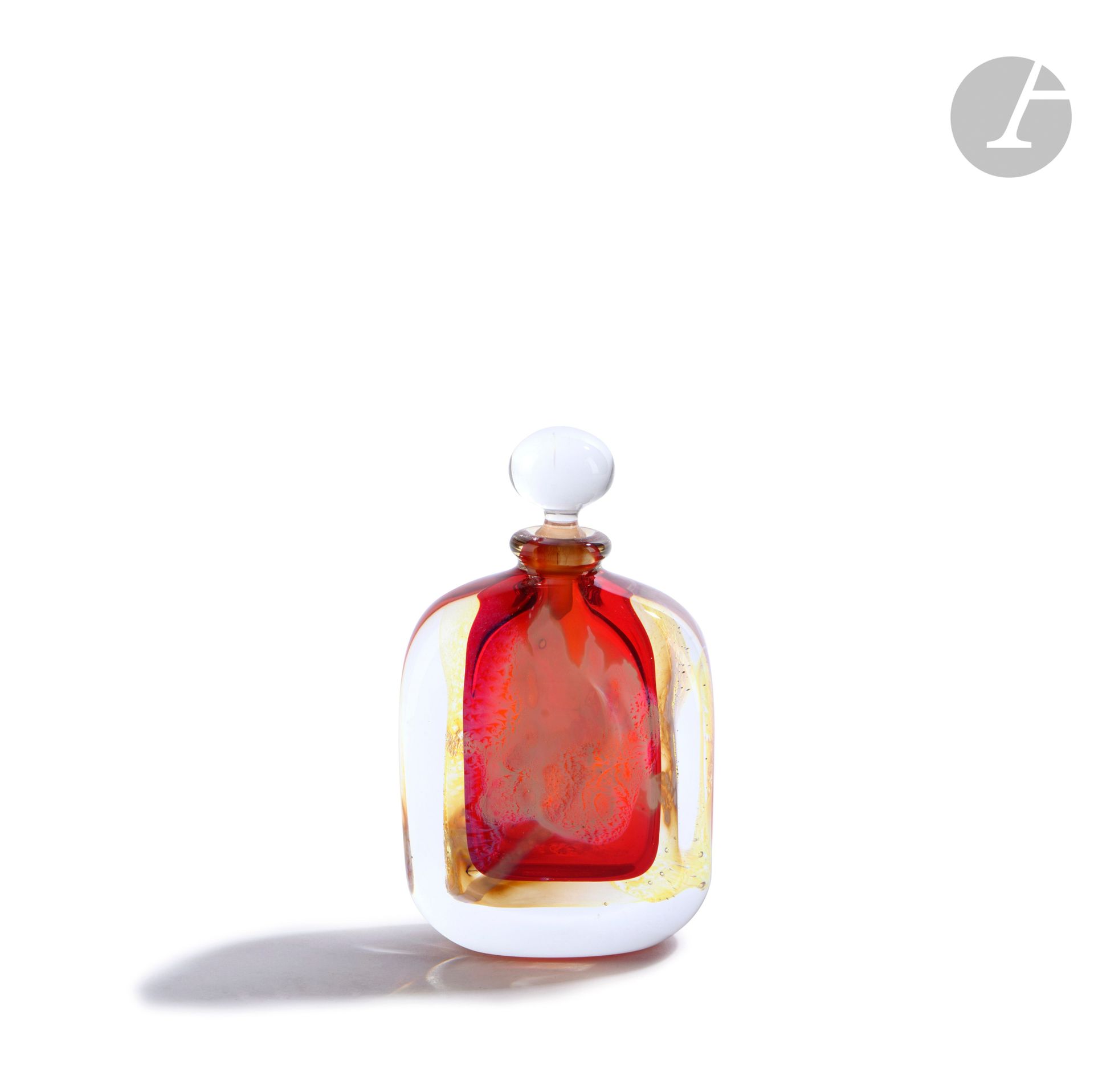 Hervé RASPAIL (France, né en 1960)
Vase en verre soufflé dans les tons rose de forme rectangulaire, le bouchon boule. Signé, daté (19)89, situé à Allex et numéroté Z19 sous la base. H. 11 cm - L. 7 cm - P. 4 cm