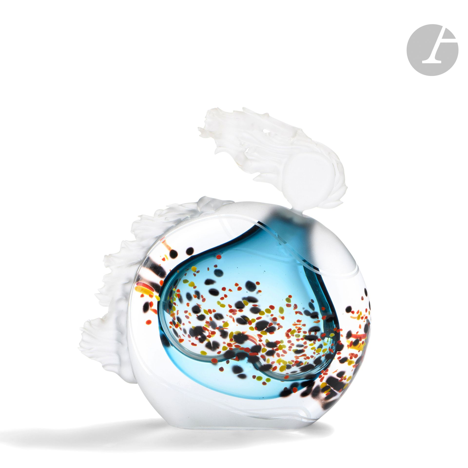 Régis et Gisèle FIEVET (France, nés en 1948 et 1951)
Océane 
Flacon en verre soufflé turquoise partiellement sablé, à décor moucheté brun, jaune et rouge, le bouchon sablé. Signé et daté 1992 à la base. H. 25 cm - L. 23 cm - P. 5 cm