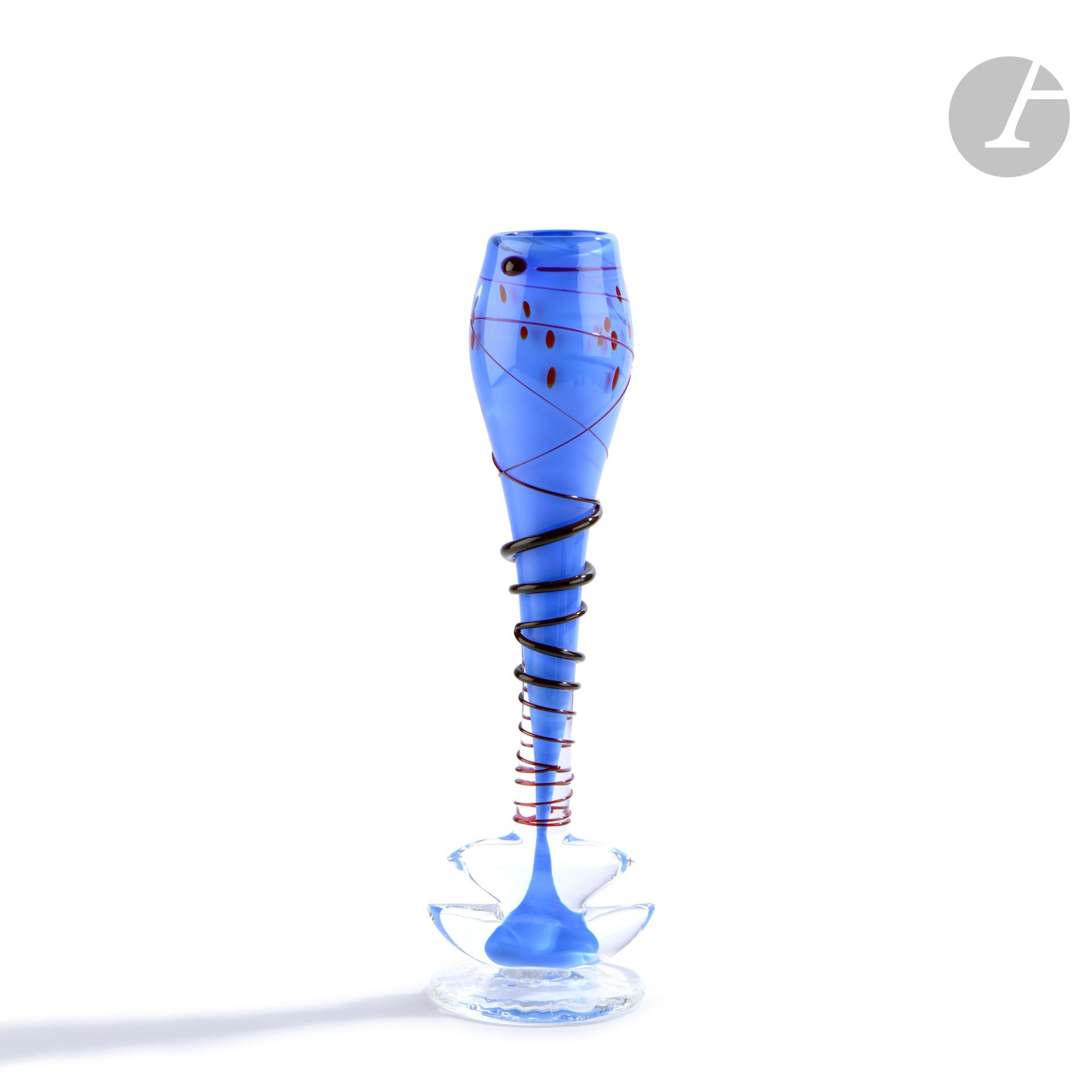 Guy UNTRAUER (France, born in 1948)
High glass flute on foot carved in blown glass of parma color, decorated with a red glass cord. Signed on the foot and dated (19)90. H. 30 cm - D. 8 cm