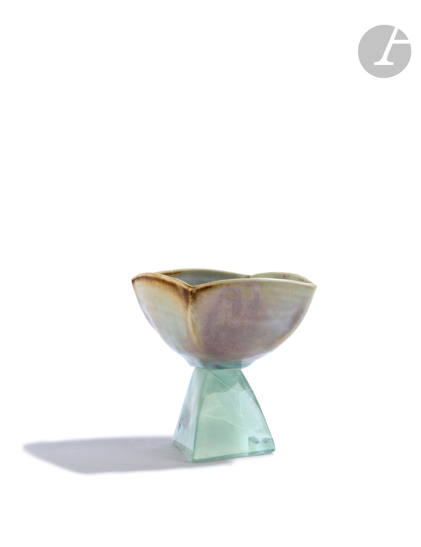 Georges STAHL (France, né en 1951)
Petite coupe, le pied en pâte de verre bleutée surmonté d’un bol en porcelaine de forme carrée. Signée sous la base. H. 10 cm - L. 9 cm - P. 9 cm