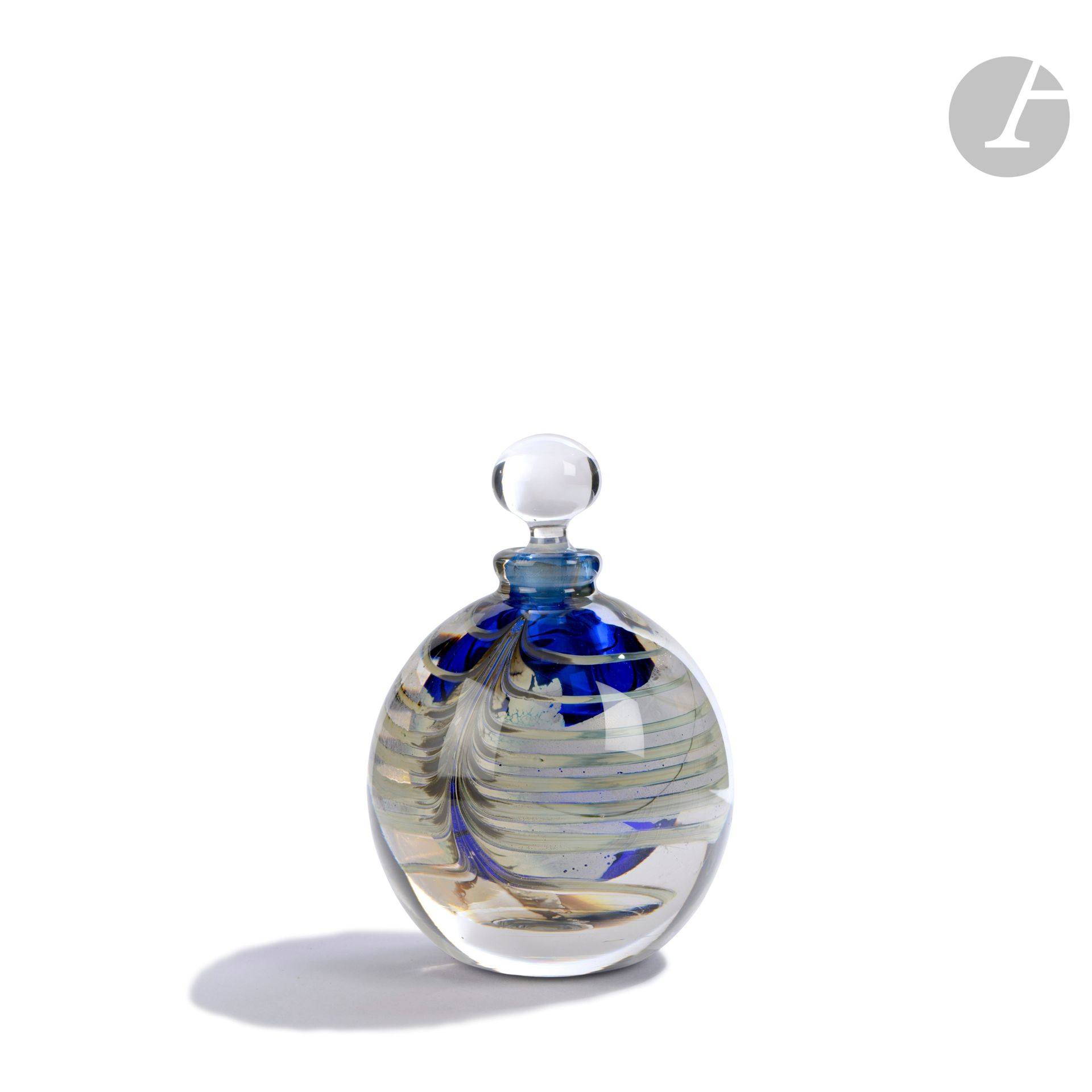 Hervé RASPAIL (France, born in 1960)
Blown glass ball bottle with grey nets on a blue background. Signed, dated (19)87 and located in Allex under the base. H. 11 cm - D. 7 cm