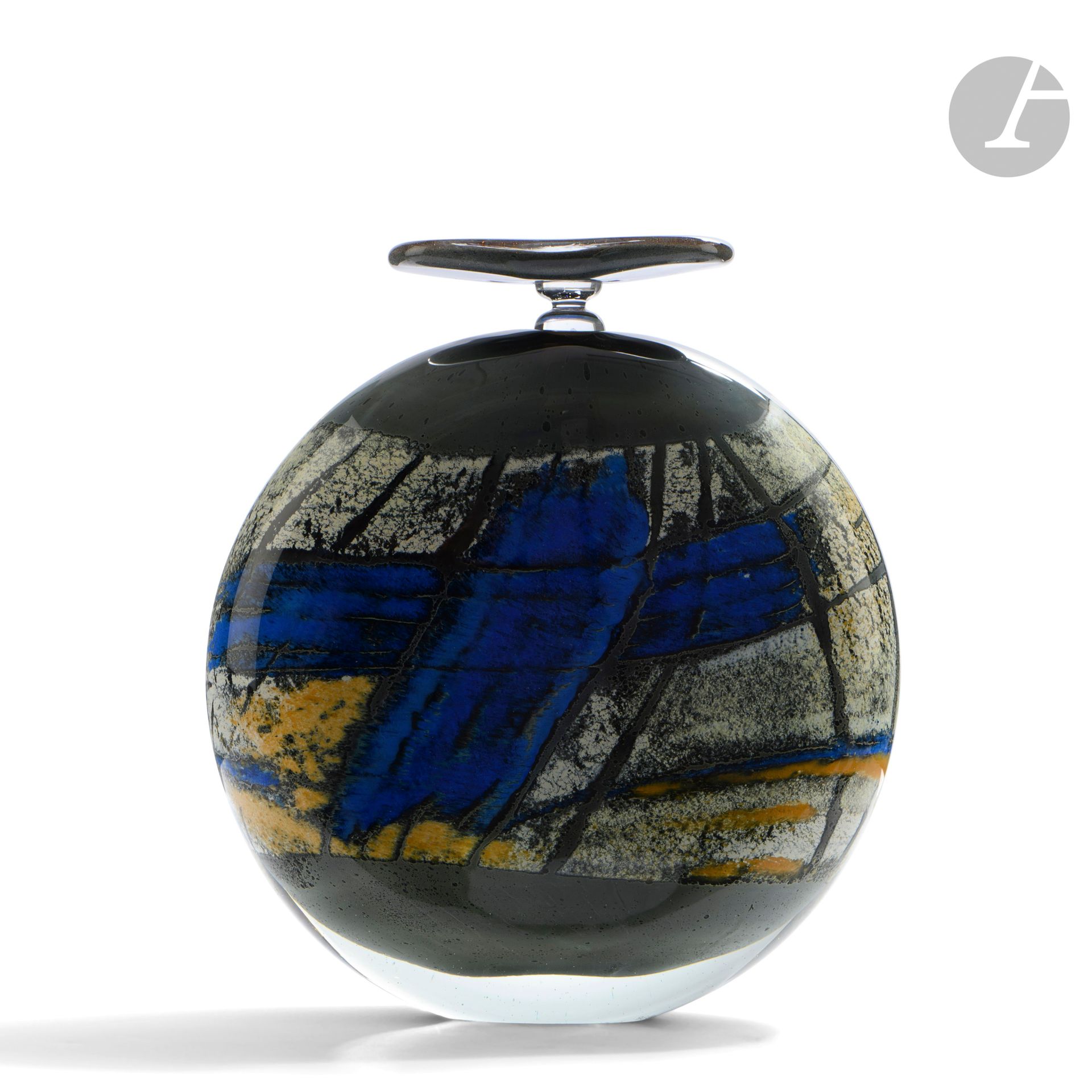 Alain et Marisa BÉGOU (France, nés en 1945 et 1948)
Grand flacon en verre soufflé gris foncé de forme circulaire aplatie, à décor de croix bleu sur un ruban marron et blanc, et son bouchon plat gris. Signé et numéroté 4 C 32 à la base. Pièce réalisée en 1988. H. 27 cm - L. 24 cm - P. 6 cm