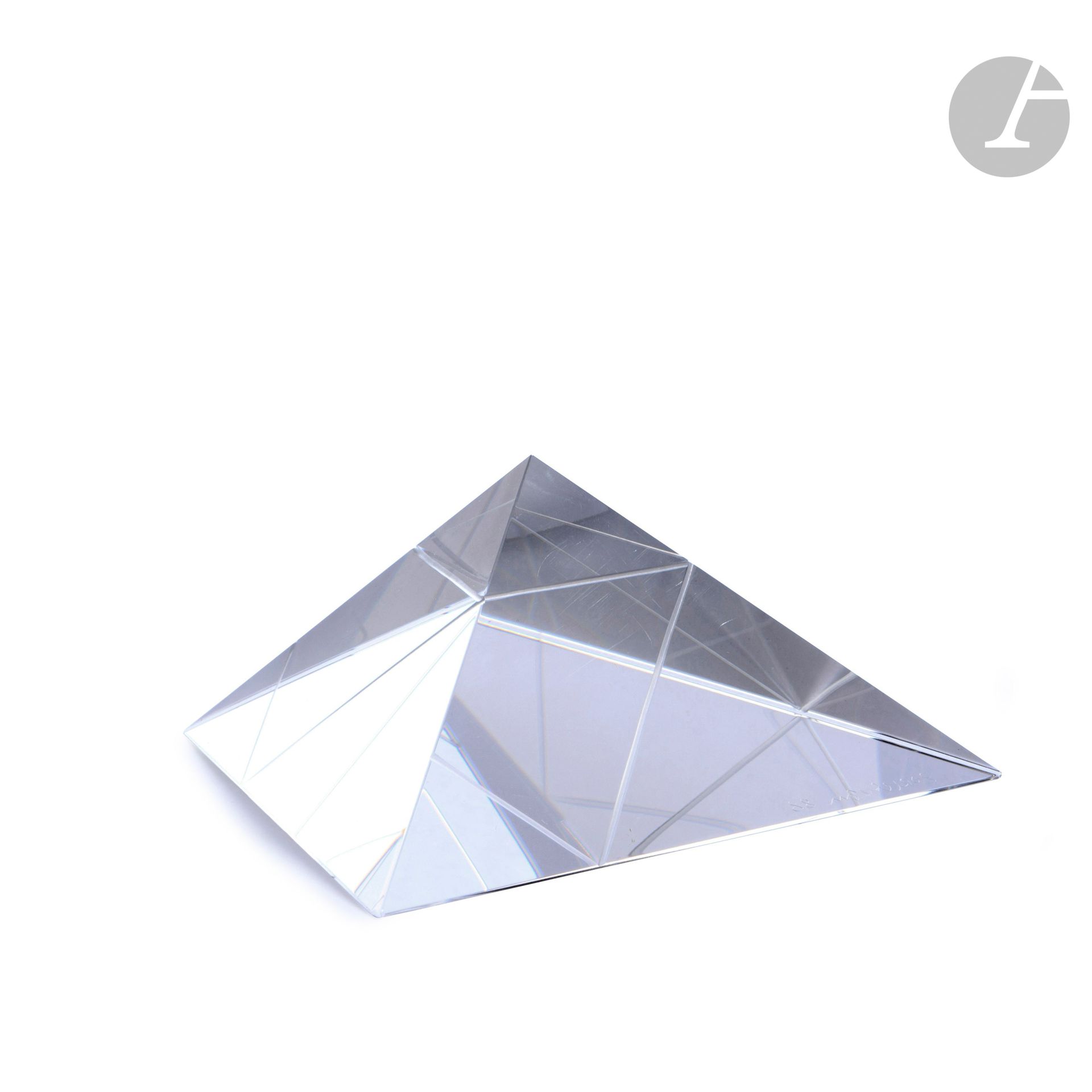 Yan ZORITCHAK (Slovakia, born 1944)
Sculpture in transparent optical crystal of pyramidal form, with cut decoration. Signed and dated (19)88 on one side. H. 11 cm - W. 15 cm - D. 8 cm