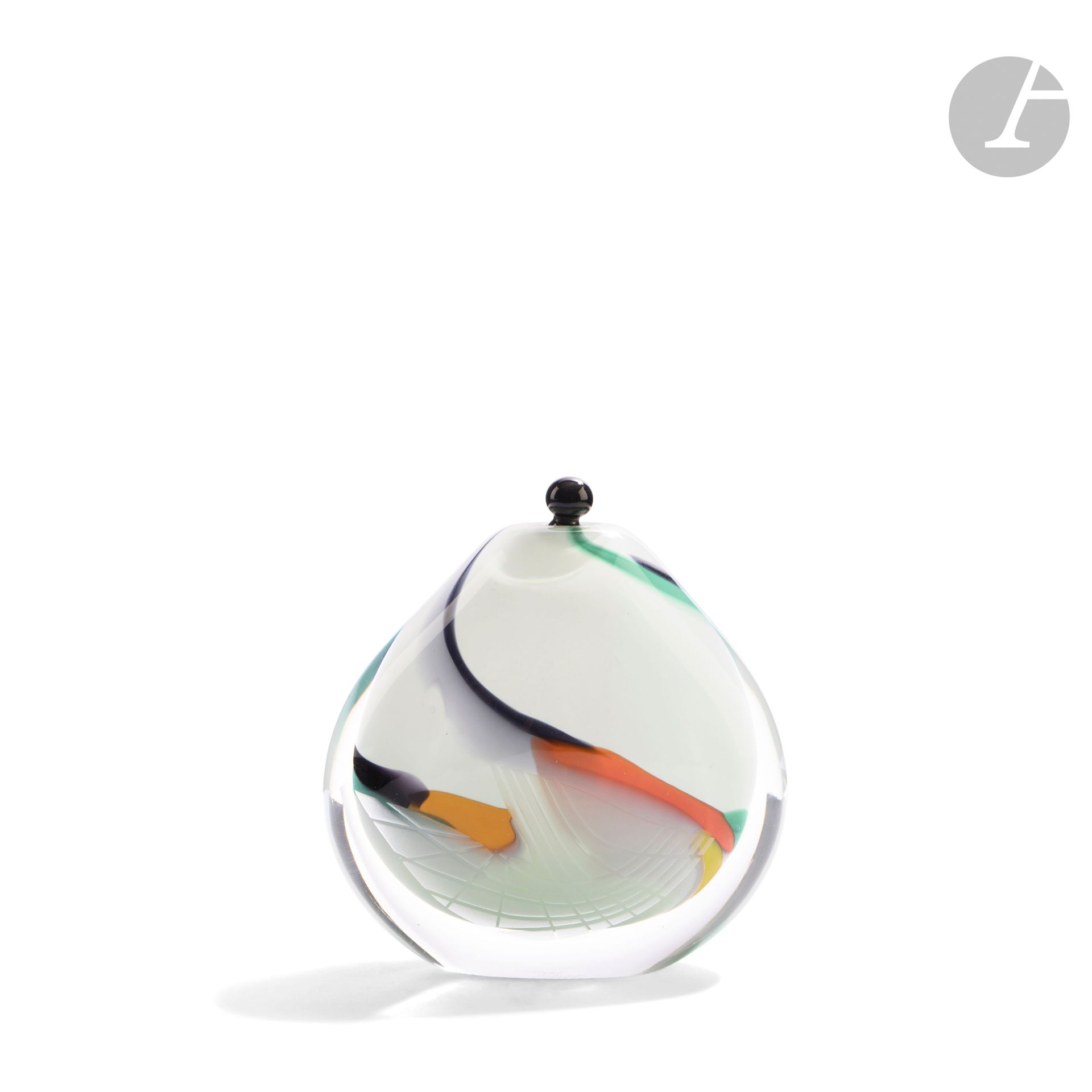 Régis et Gisèle FIEVET (France, nés en 1948 et 1951)
Flacon en verre soufflé blanc à large base, à décor polychrome partiellement gravé au sable, et son bouchon noir. Signé à la base. H. 16 cm - L. 15 cm - P. 6 cm