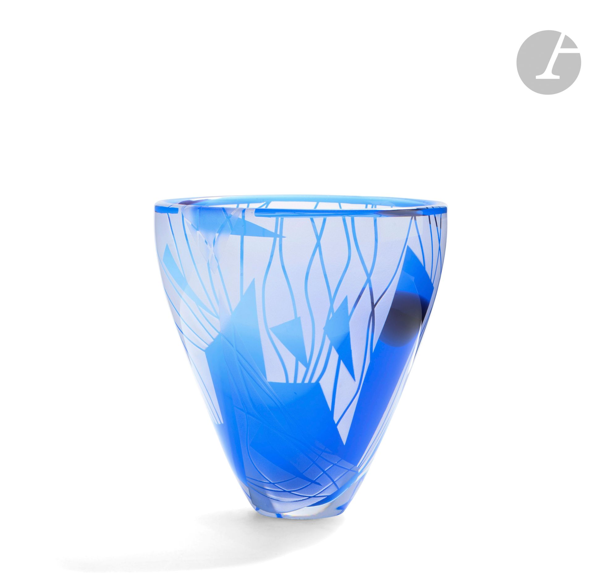 Régis et Gisèle FIEVET (France, nés en 1948 et 1951)
Vase en verre soufflé à large ouverture, à décor abstrait bleu sur fond gravé au sable. Signé à la base. H. 21 cm – D.19 cm