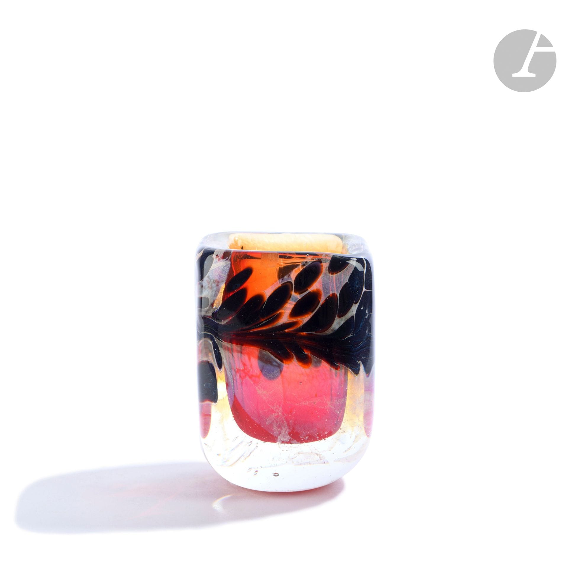 Éric LAURENT (France, 1959-2018)
Small blown glass vase of rectangular form with garnet speckled decoration on pink background. Signed, dated (19)88 and located in Allex under the base. H. 10 cm - W. 7 cm - D. 7 cm