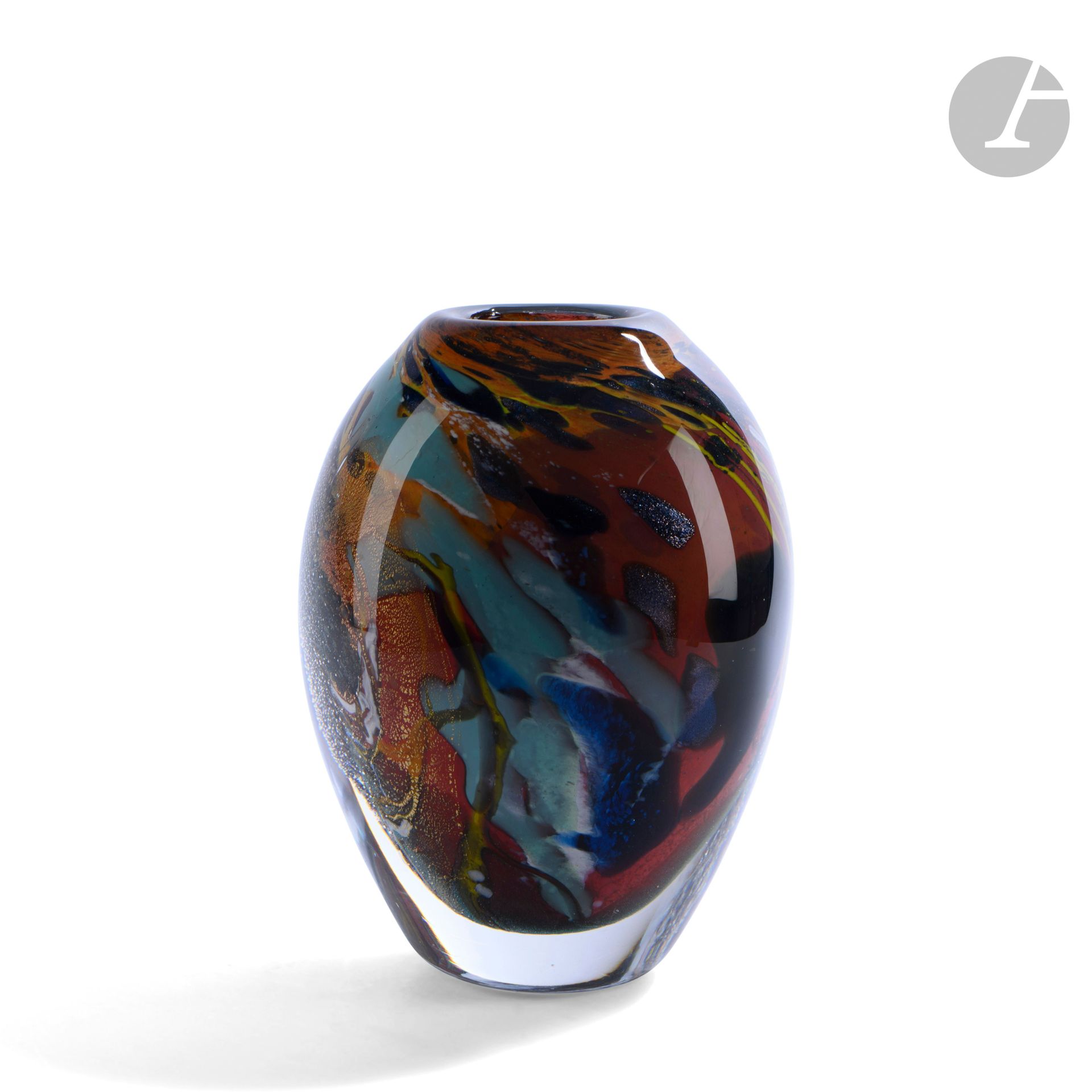 René DENIEL (France, né en 1947)
Vase en verre soufflé de forme obus à décor polychrome de fonds marins et d’une trame filet. Signé, monogrammé et daté (19)94 sous la base. H. 20 cm - D. 14 cm