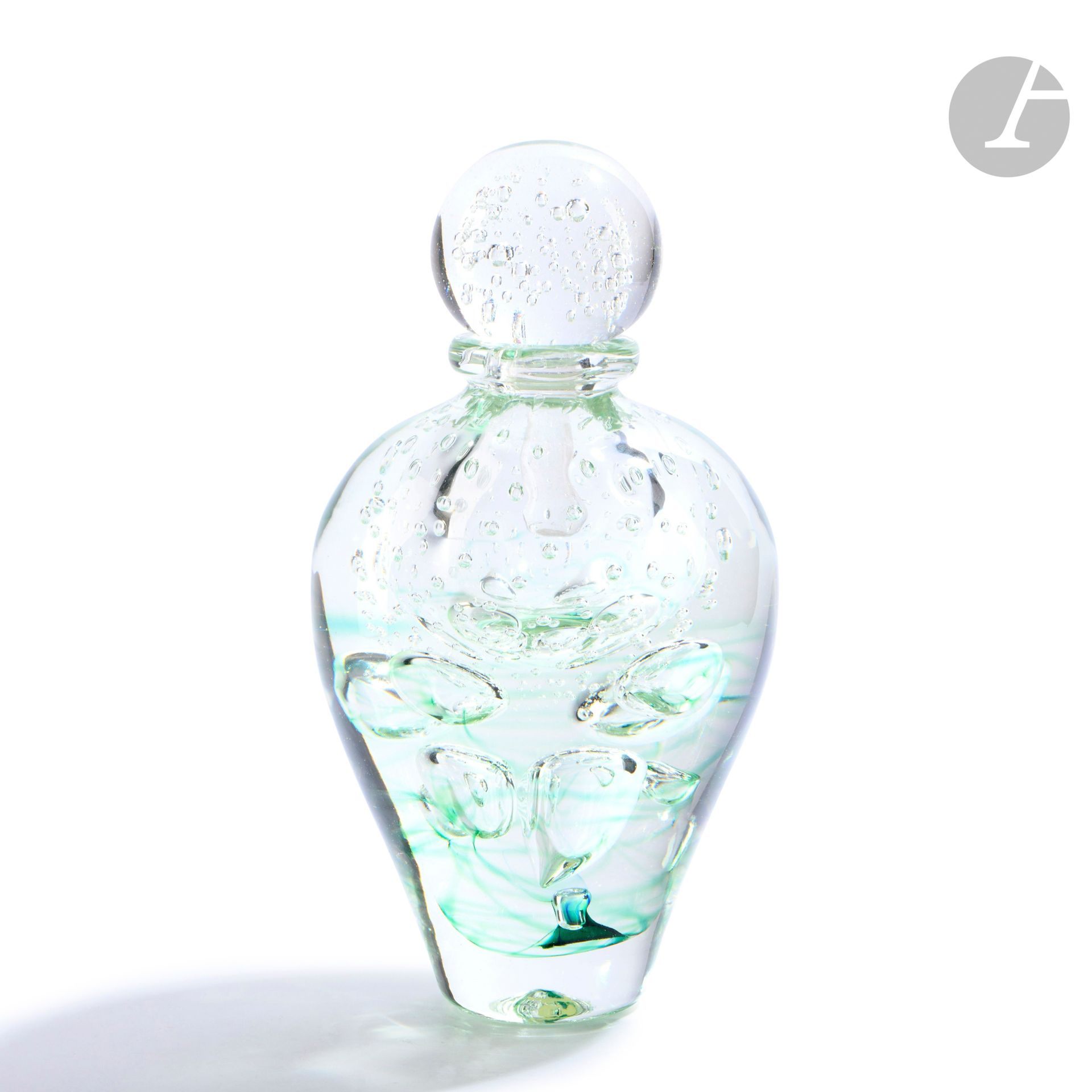 Jean-Claude NOVARO (France, 1943-2014)
Blown glass bottle, strongly bubbled, green tinted, luminescent. Signed and dated 1998 under the base. H. 27 cm - D. 14 cm