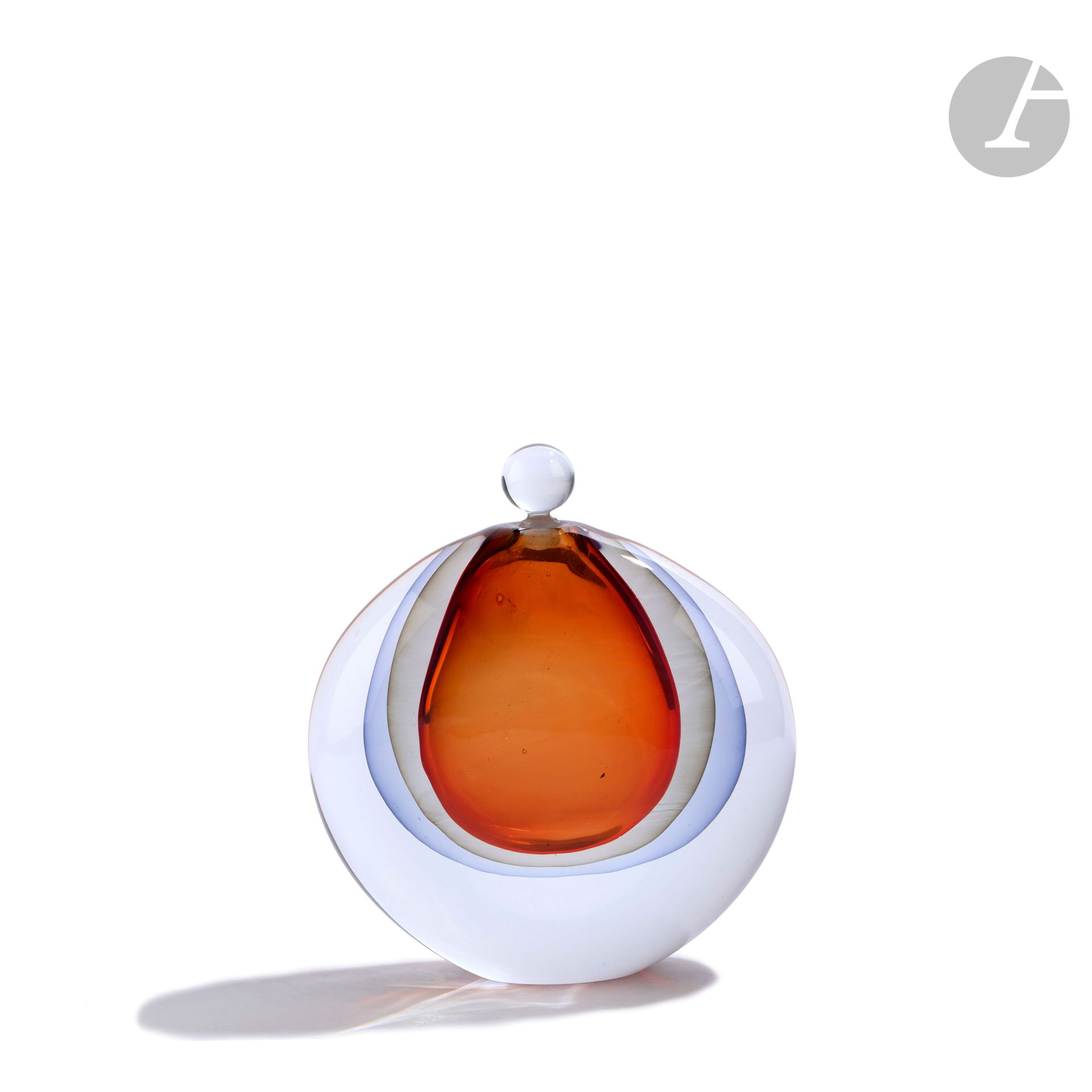 Alain and Marisa BEGOU (France, born in 1945 and 1948)
Blown glass bottle with orange, grey and blue pockets. Signed and numbered 21 X on the base. H. 12 cm - L. 10 cm - D. 4 cm