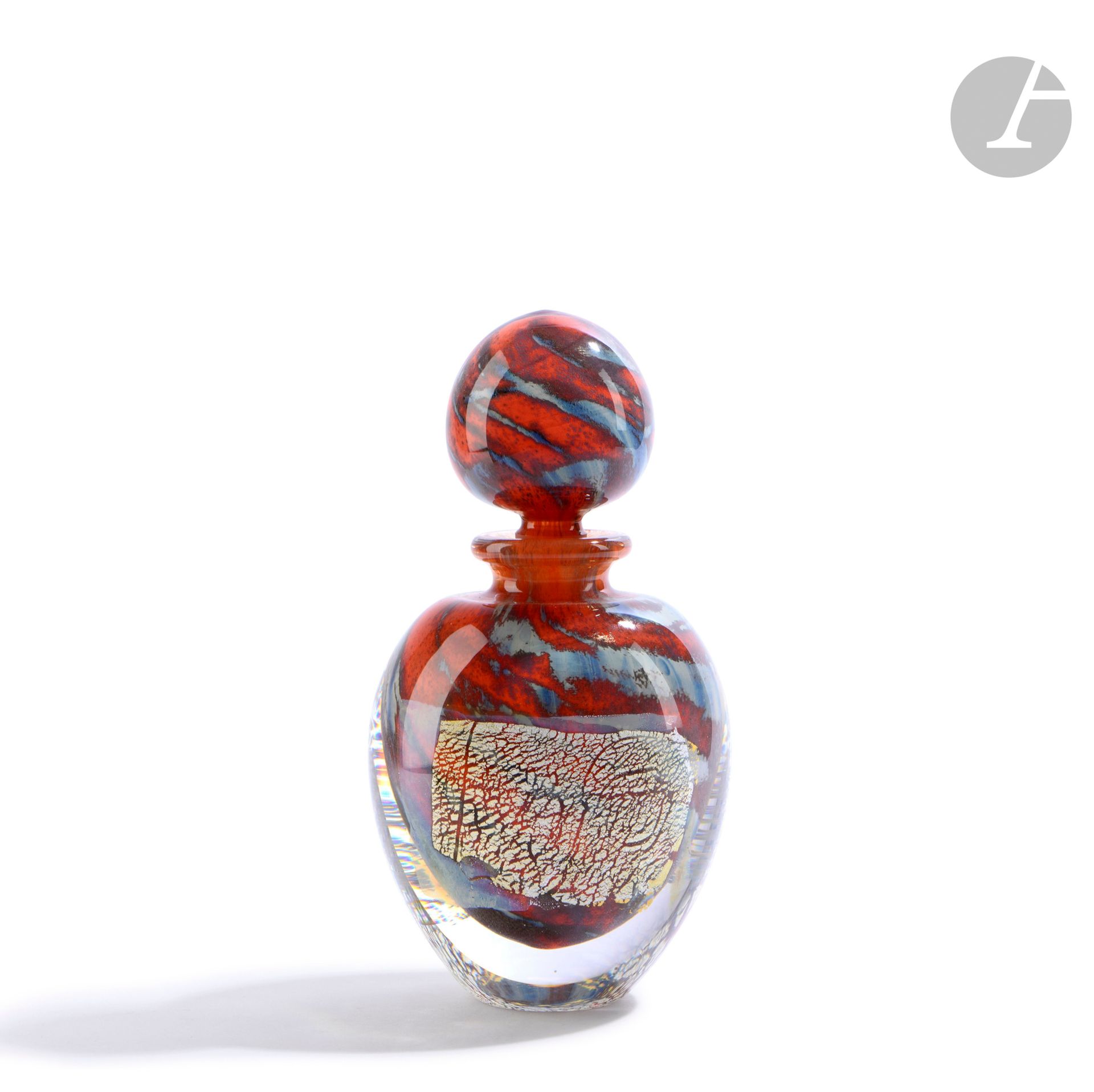 Olivier MALLEMOUCHE (France, born in 1964)
Blown glass bottle with abstract red and grey decoration covered with gold and silver leaves. Signed, monogrammed, numbered 1/1 and referenced FS/575 under the base. H. 20 cm - D. 9 cm