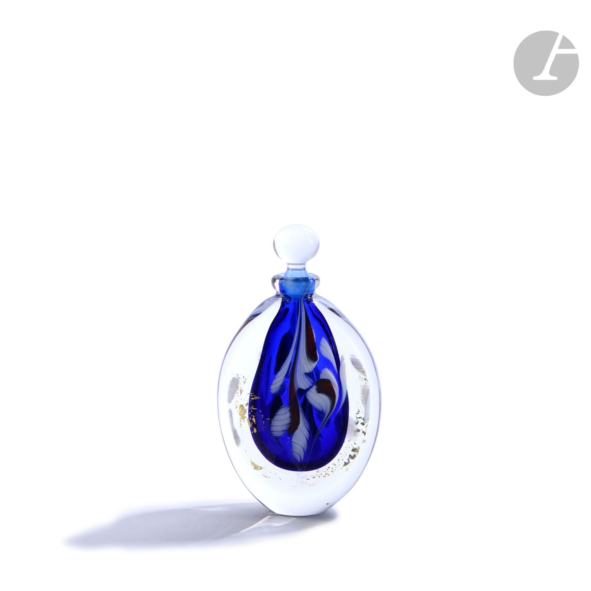 Hervé RASPAIL (France, né en 1960)
Flacon en verre soufflé dans les tons bleu et blanc, à décor pailleté or. Signé, daté (19)89, situé à Allex et numéroté M27 sous la base. H. 13 cm - L. 7 cm - P. 3 cm