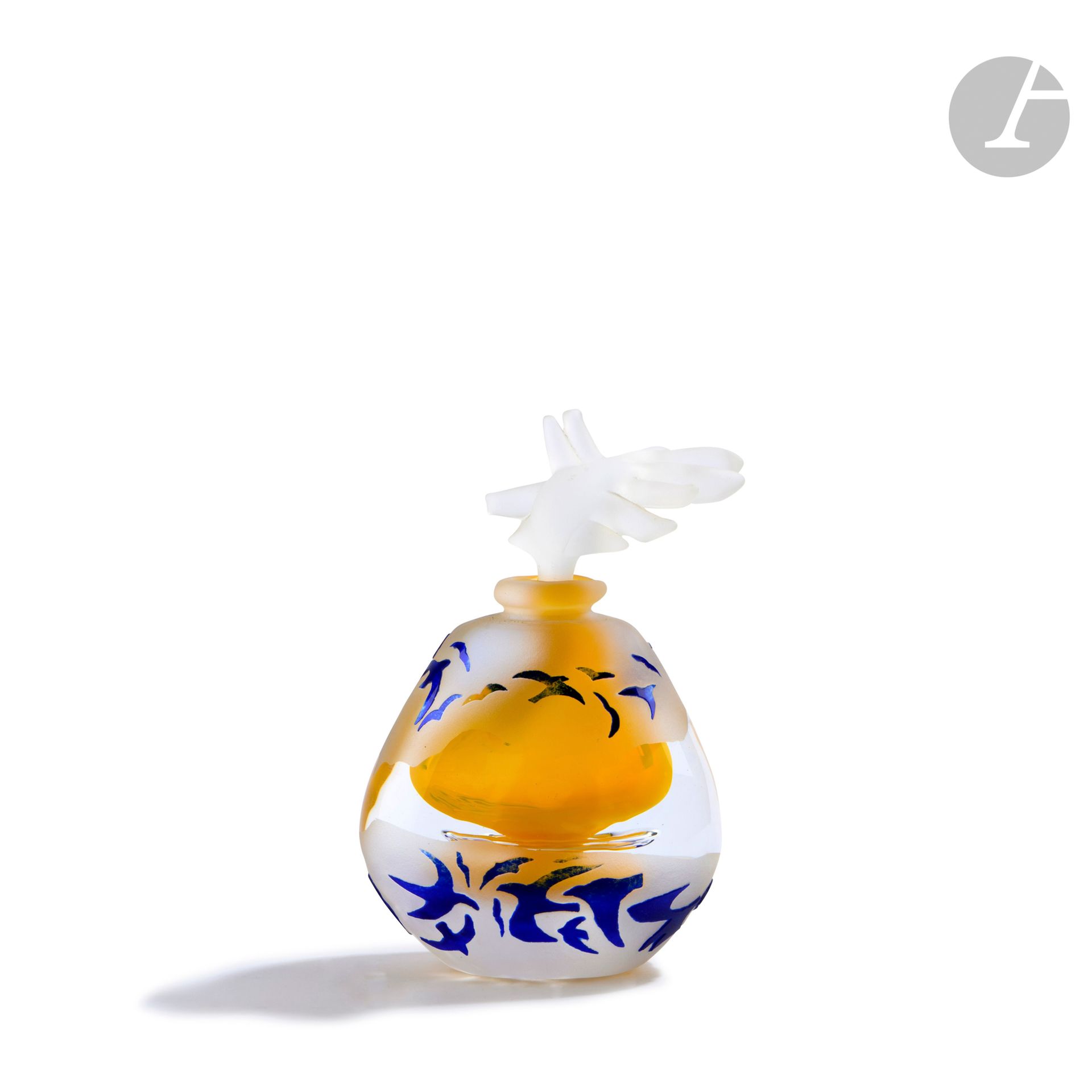 Jean-Paul RAYMOND (France, né en 1948)
Flacon en verre soufflé teinté jaune, à décor partiellement sablé et gravé de motifs d’oiseaux bleus, le bouchon sablé de forme libre. Signé et daté (19)89 sous la base. H. 18 cm - L. 11 cm - P. 5 cm