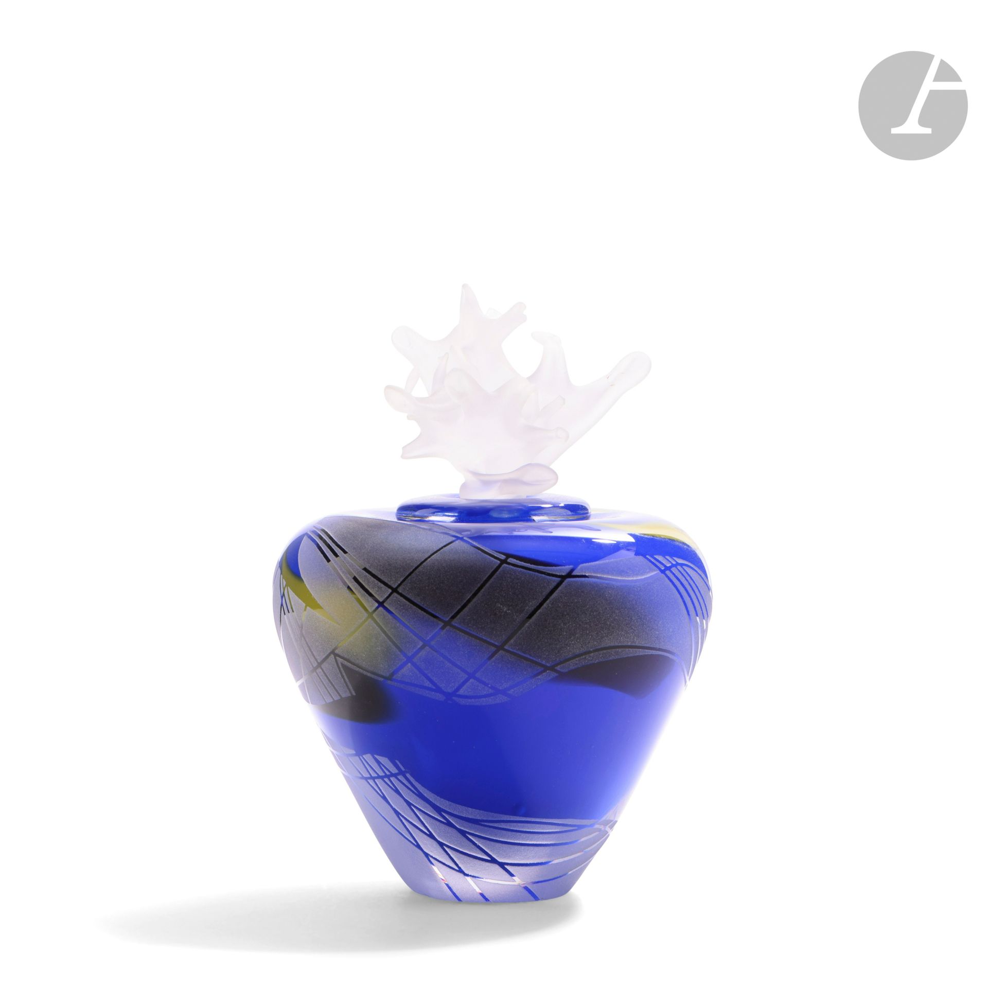 Régis et Gisèle FIEVET (France, nés en 1948 et 1951)
Flacon en verre soufflé bleu, à décor partiellement gravé, et son bouchon en forme de fleur sablé . Signé à la base. H. 12 cm - D. 12 cm