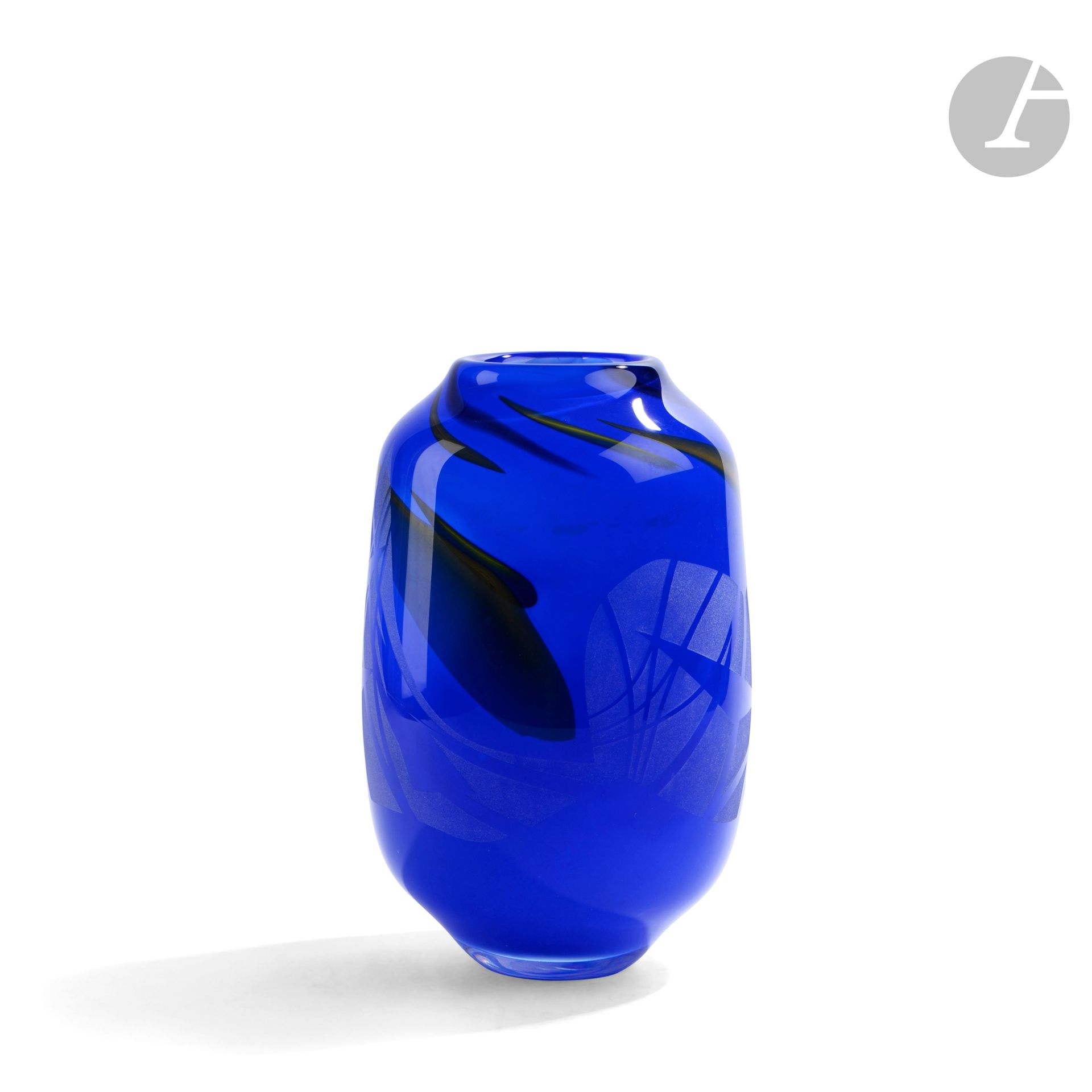 Régis et Gisèle FIEVET (France, nés en 1948 et 1951)
Vase en verre soufflé bleu, à décor géométrique gravé au sable. Signé à la base et daté (19)88. H. 22 cm – D. 19 cm