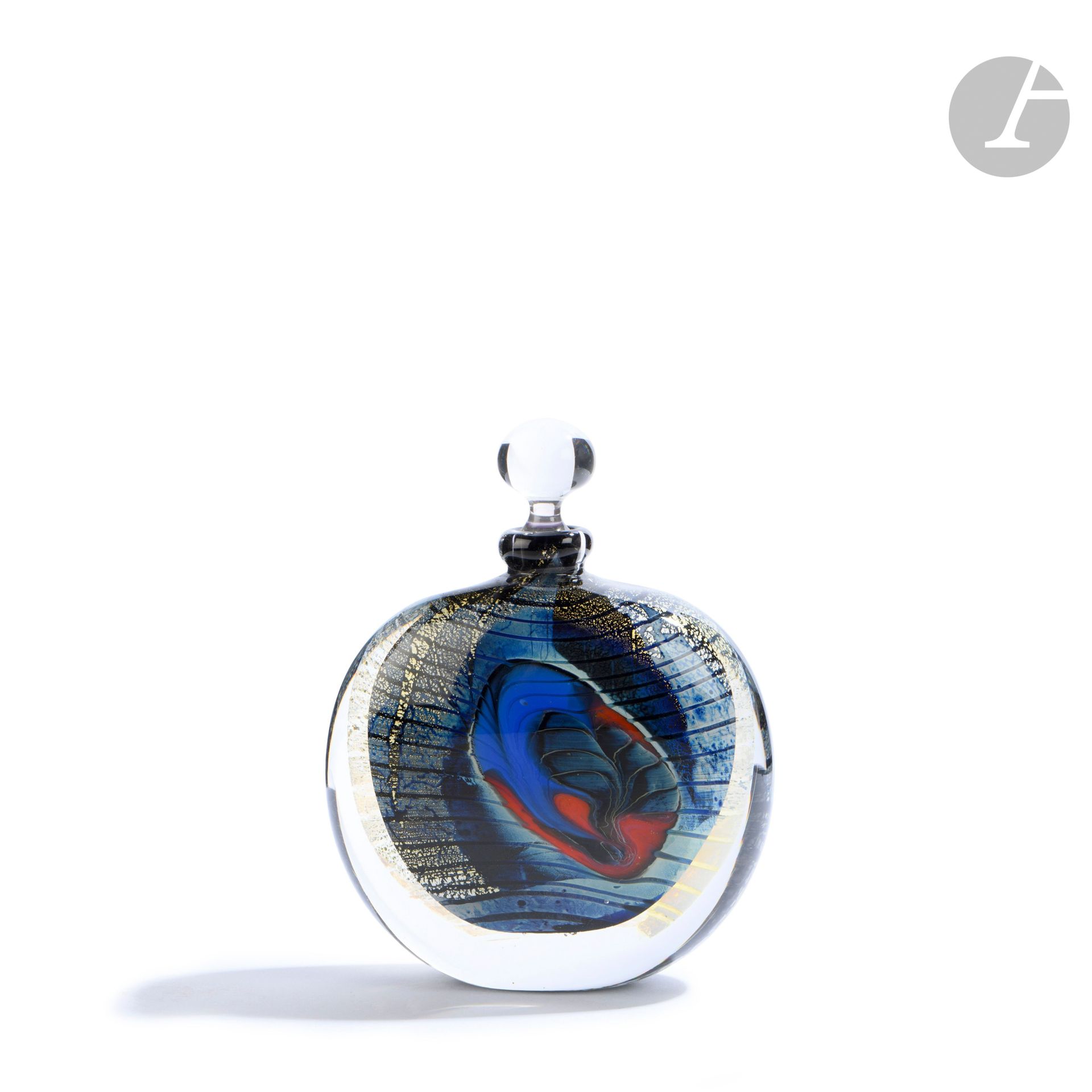 Éric LAURENT (France, 1959-2018)
Flacon en verre soufflé à décor d’oxydes métalliques sur fond bleu. Signé, daté (19)88 et situé à Allex sous la base. H. 13  - L. 10 cm - P. 5 cm