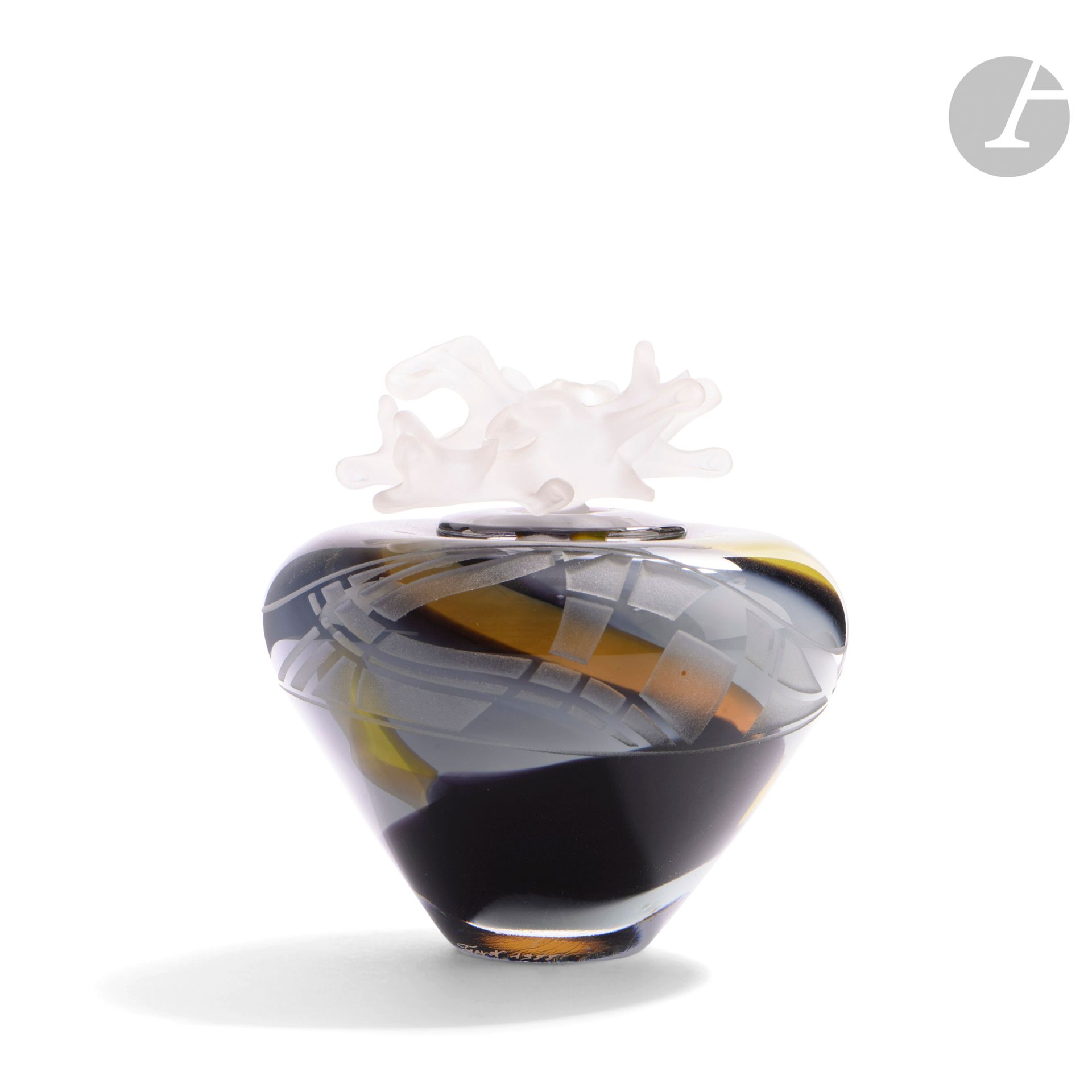 Régis and Gisèle FIEVET (France, born in 1948 and 1951)
Glass bottle blown in the orange, yellow and parma tones, decorated with a cord of engraved geometrical patterns, and its stopper in the shape of sandblasted flower. Signed and dated 1988 on the base. H. 15 cm - D. 13 cm