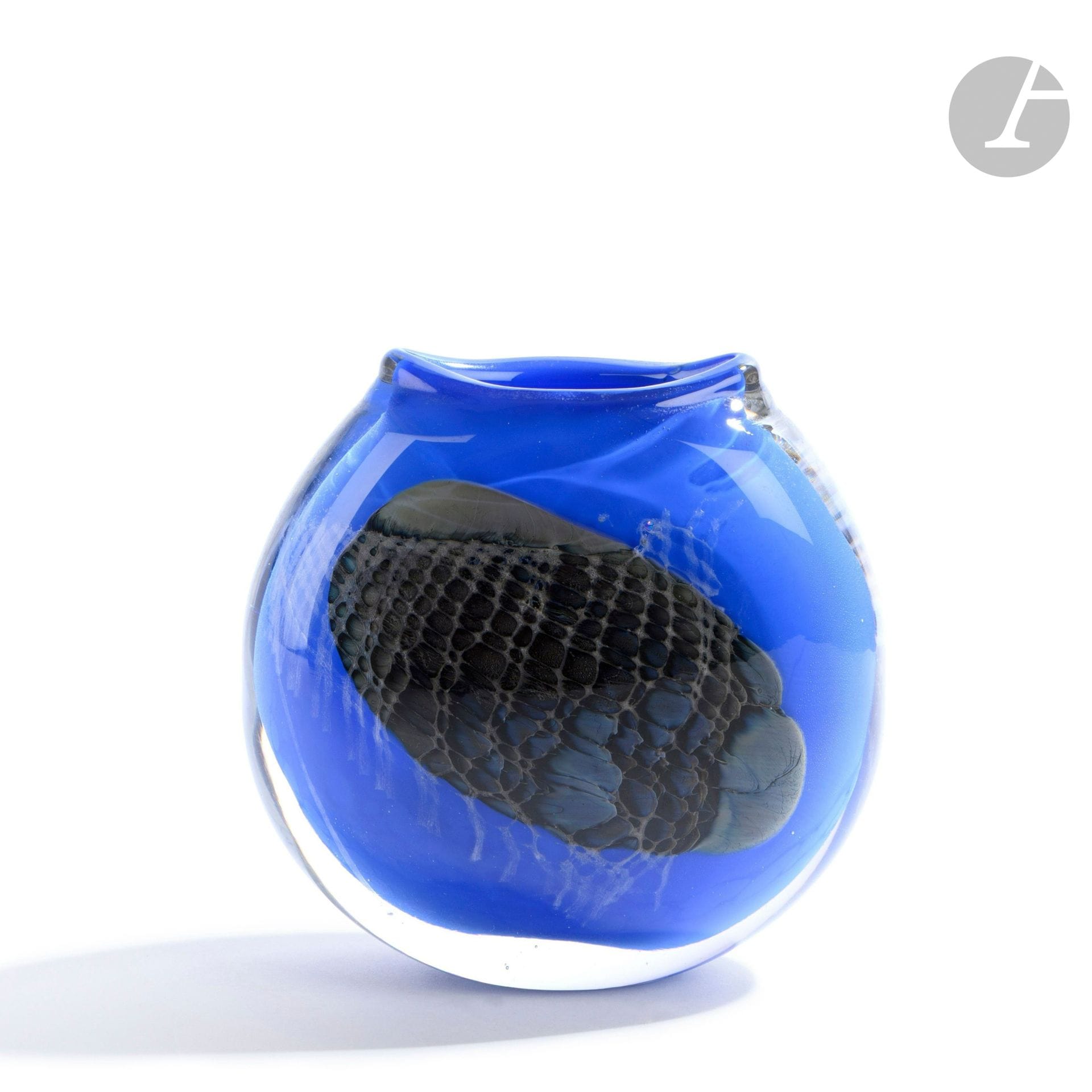 Éric LAURENT (France, 1959-2018)
Blown glass vase decorated with grey squared plates on a blue background. Signed, dated (19)87 and located in Allex under the base. H. 12 cm - W. 12 cm - D. 6 cm