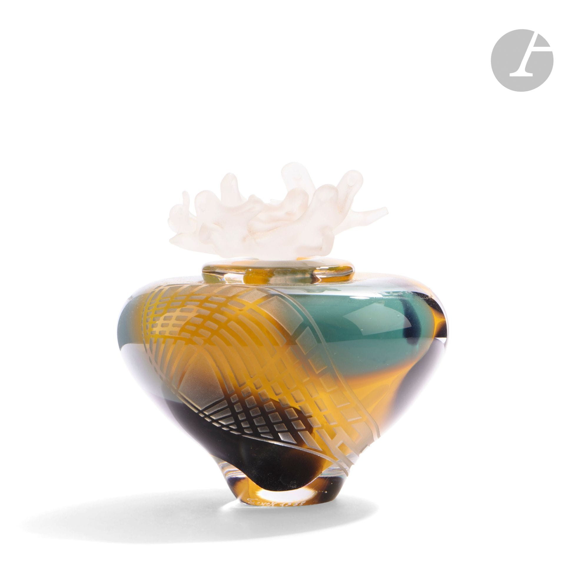 Régis and Gisèle FIEVET (France, born in 1948 and 1951)
Glass bottle blown in the yellow, green and brown tones, with partially engraved decoration, its stopper in the shape of sandblasted flower. Signed and dated 1988 on the base. H. 12 cm - D. 12 cm