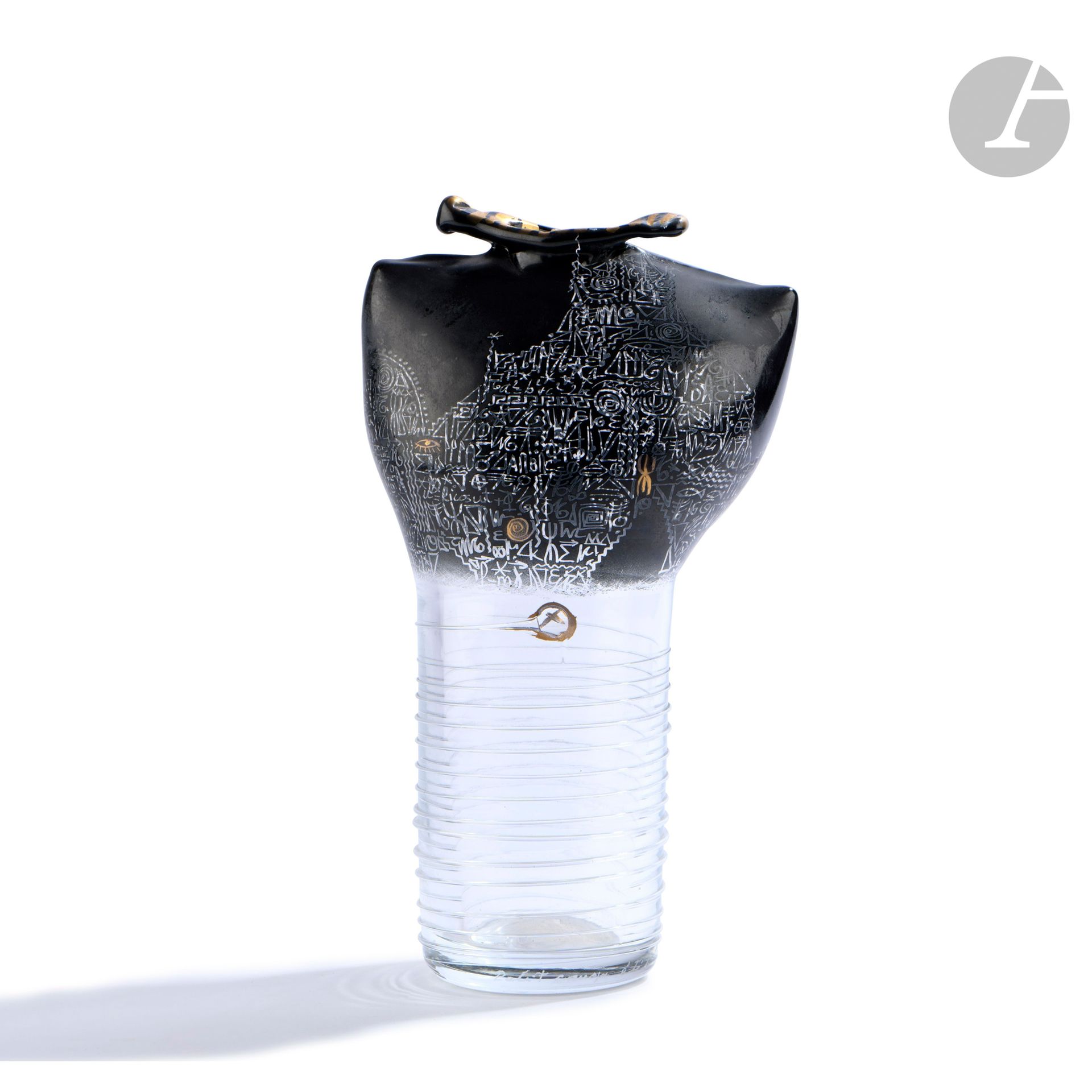Jean-Pierre UMBDENSTOCK (France, 1950-2011)
Free form blown glass sculpture with calligraphy on black enamel at the top, the base surrounded by a transparent glass cord. Signed and dated 1991 on the base. H. 27 cm - L. 15 cm - D. 10 cm